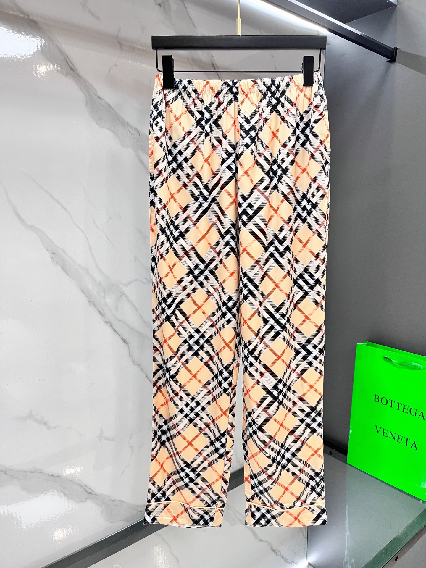  巴宝莉 高端新品情侣款家居服，🔥睡衣休闲套装 进口丝缎面料 内里包边 手感柔软超爽超靓❤️超舒服 高雅