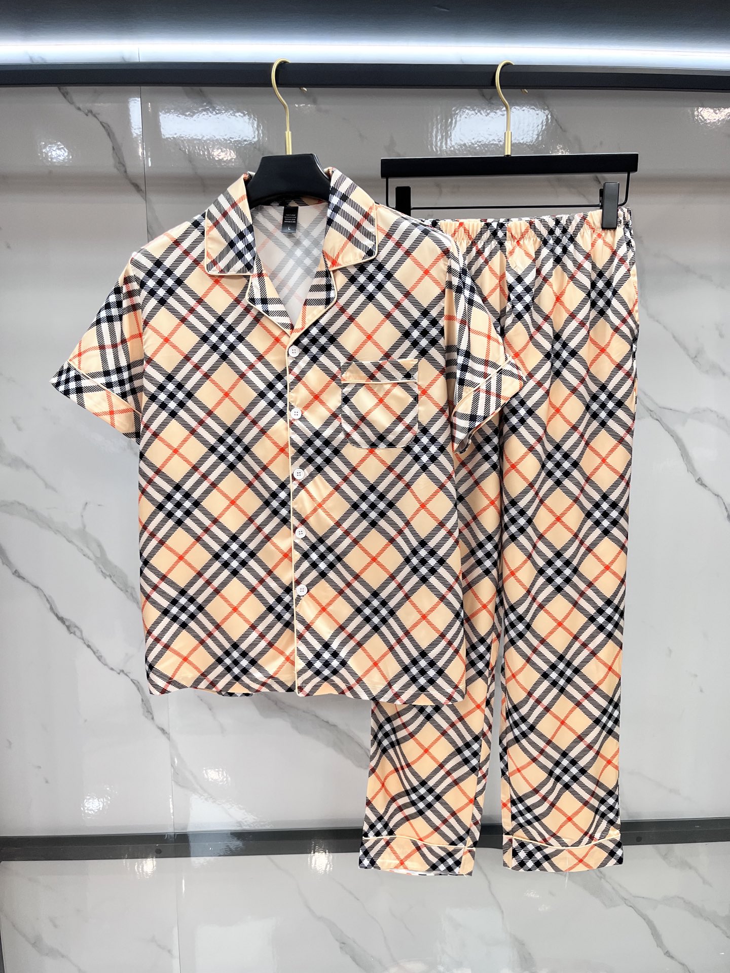  巴宝莉 高端新品情侣款家居服，🔥睡衣休闲套装 进口丝缎面料 内里包边 手感柔软超爽超靓❤️超舒服 高雅