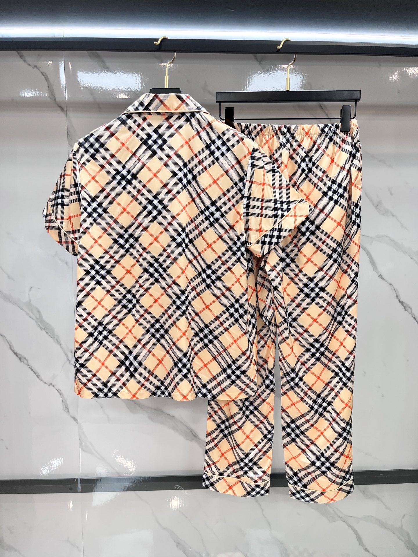  巴宝莉 高端新品情侣款家居服，🔥睡衣休闲套装 进口丝缎面料 内里包边 手感柔软超爽超靓❤️超舒服 高雅