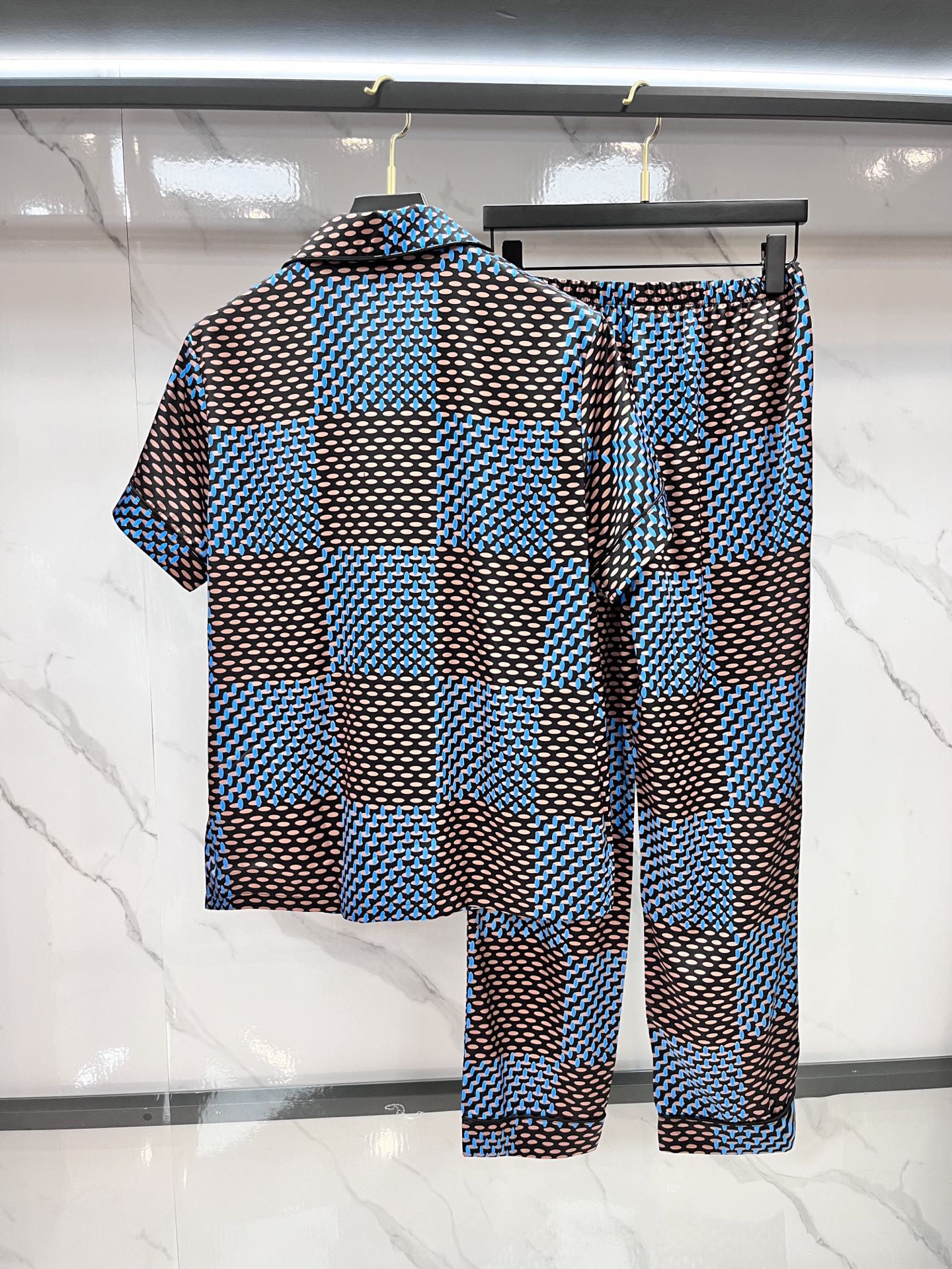  Lv 高端新品情侣款家居服，🔥睡衣休闲套装 进口丝缎面料 内里包边 手感柔软超爽超靓❤️超舒服 高雅华