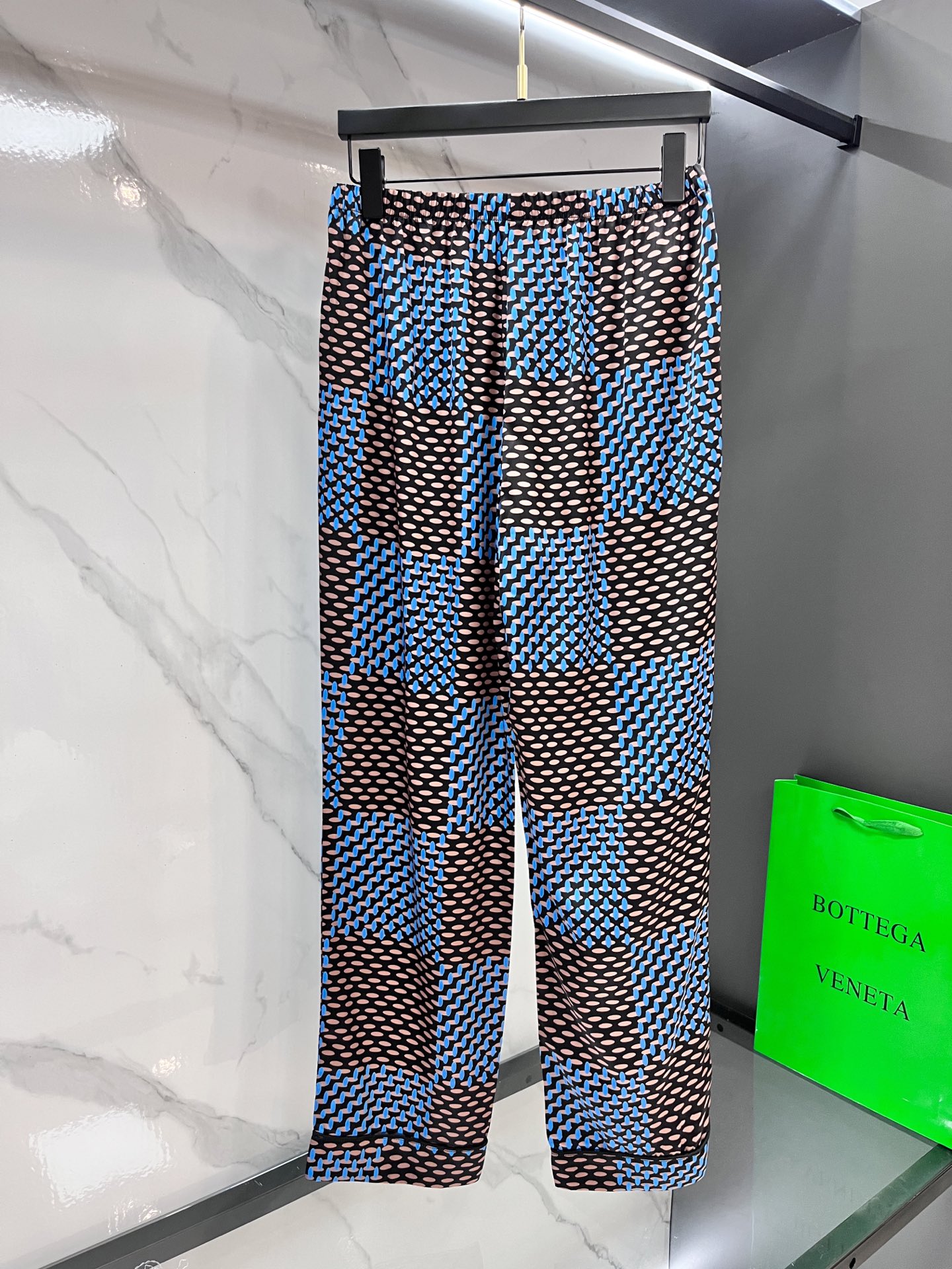 Lv 高端新品情侣款家居服，🔥睡衣休闲套装 进口丝缎面料 内里包边 手感柔软超爽超靓❤️超舒服 高雅华