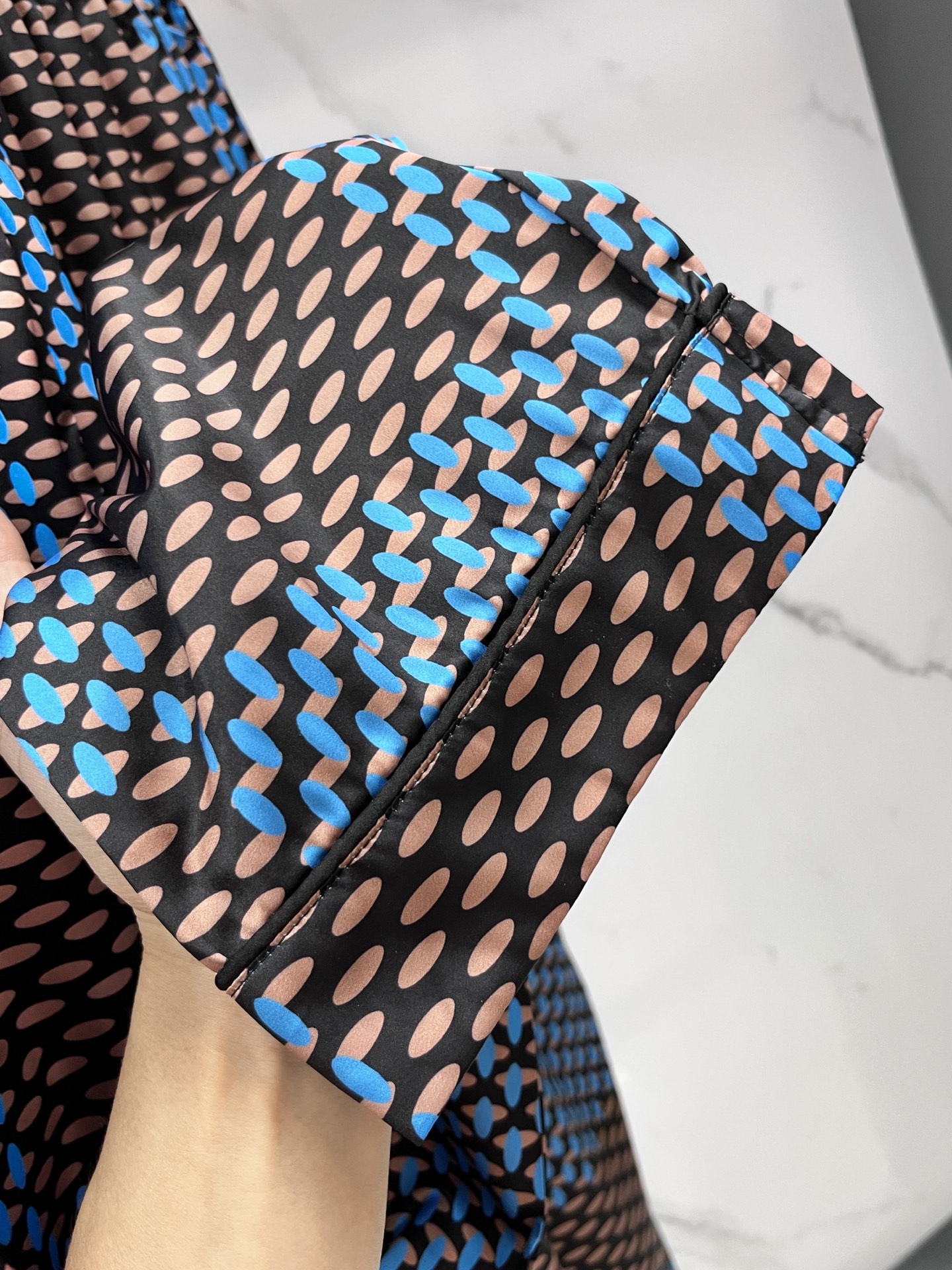  Lv 高端新品情侣款家居服，🔥睡衣休闲套装 进口丝缎面料 内里包边 手感柔软超爽超靓❤️超舒服 高雅华