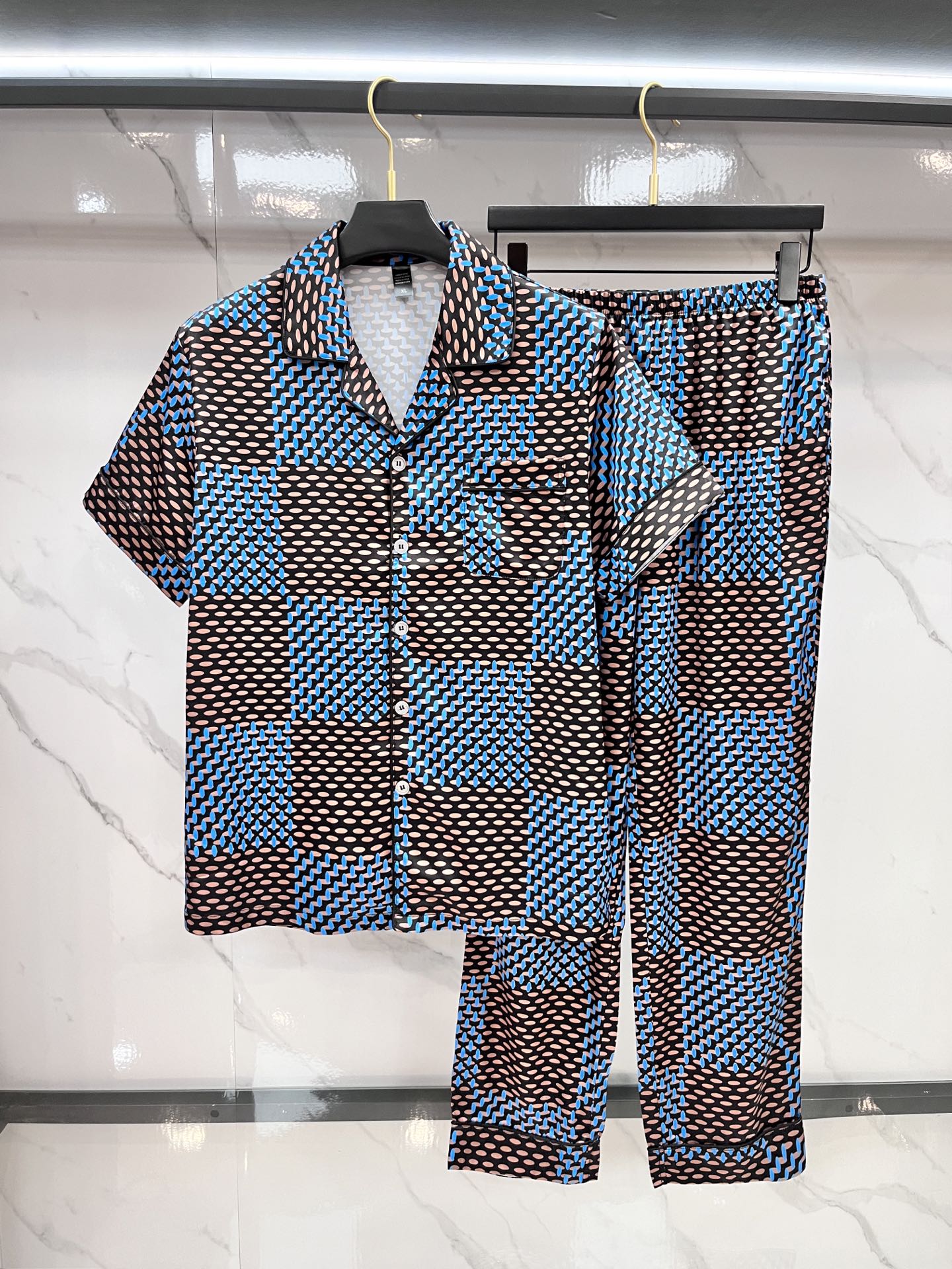  Lv 高端新品情侣款家居服，🔥睡衣休闲套装 进口丝缎面料 内里包边 手感柔软超爽超靓❤️超舒服 高雅华