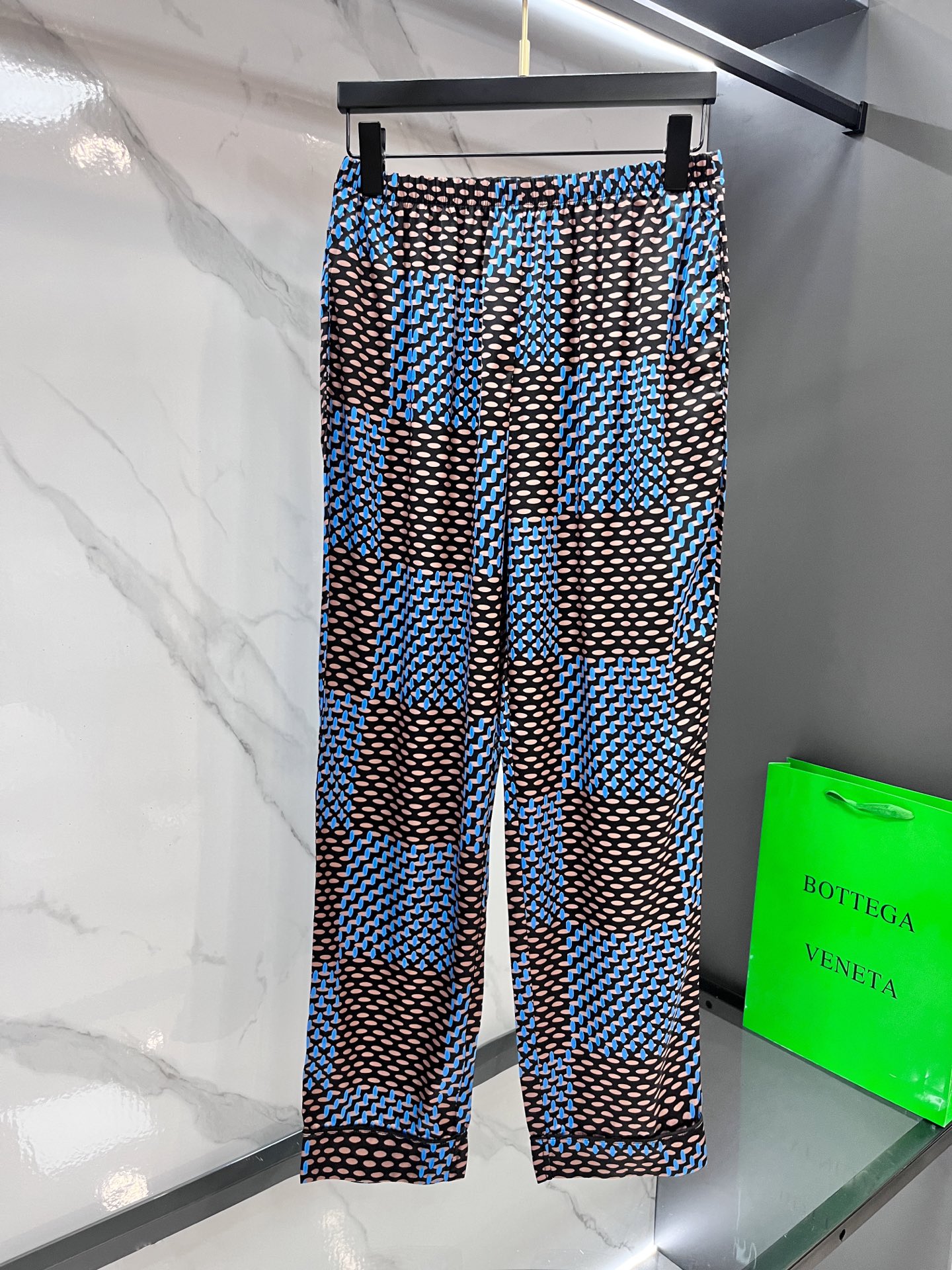  Lv 高端新品情侣款家居服，🔥睡衣休闲套装 进口丝缎面料 内里包边 手感柔软超爽超靓❤️超舒服 高雅华