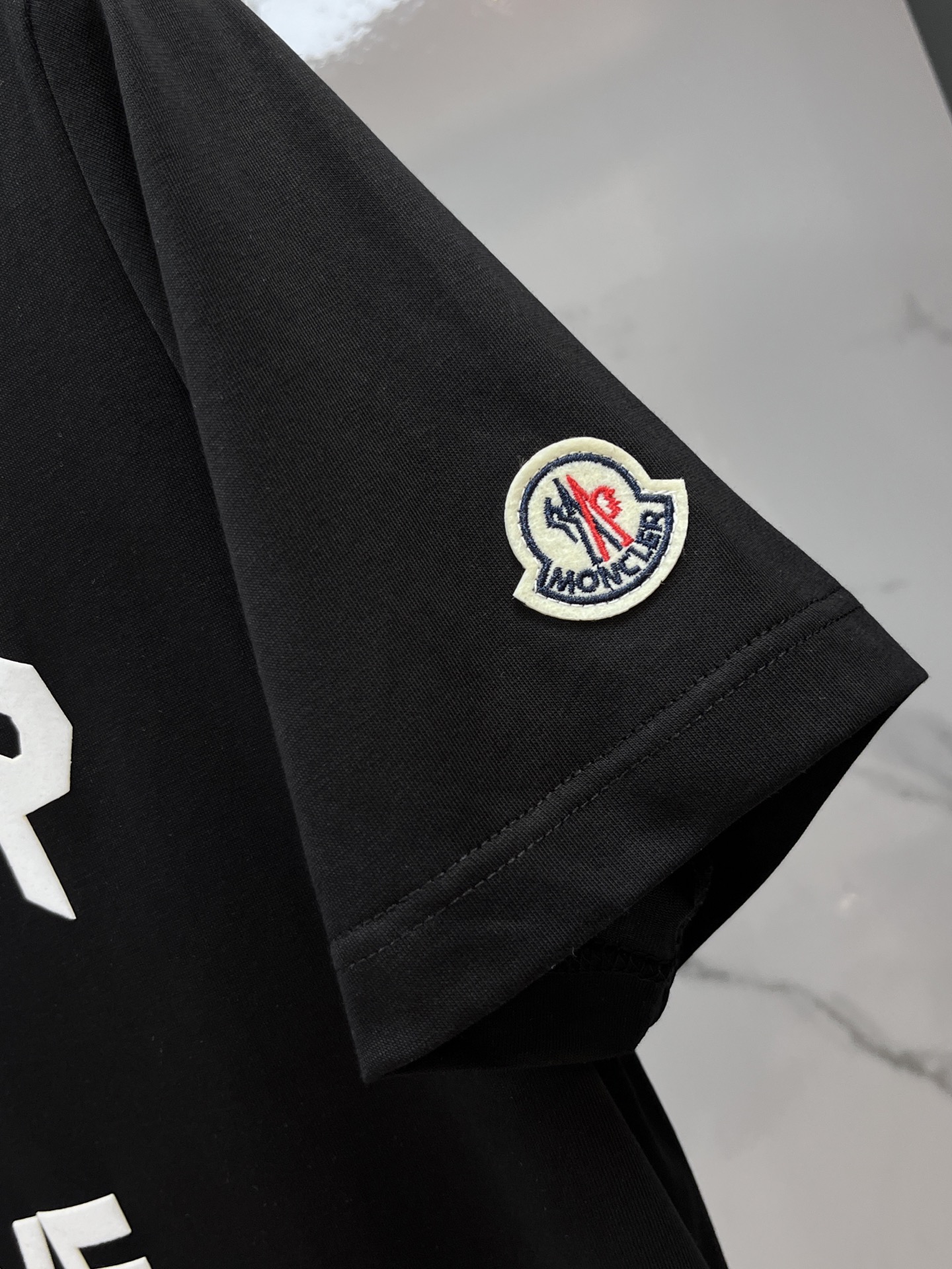 蒙口 2026春夏新款首发最新款短袖圆领T恤 高端订制 设计前卫时尚！品牌logo重工艺印花设计，采用原