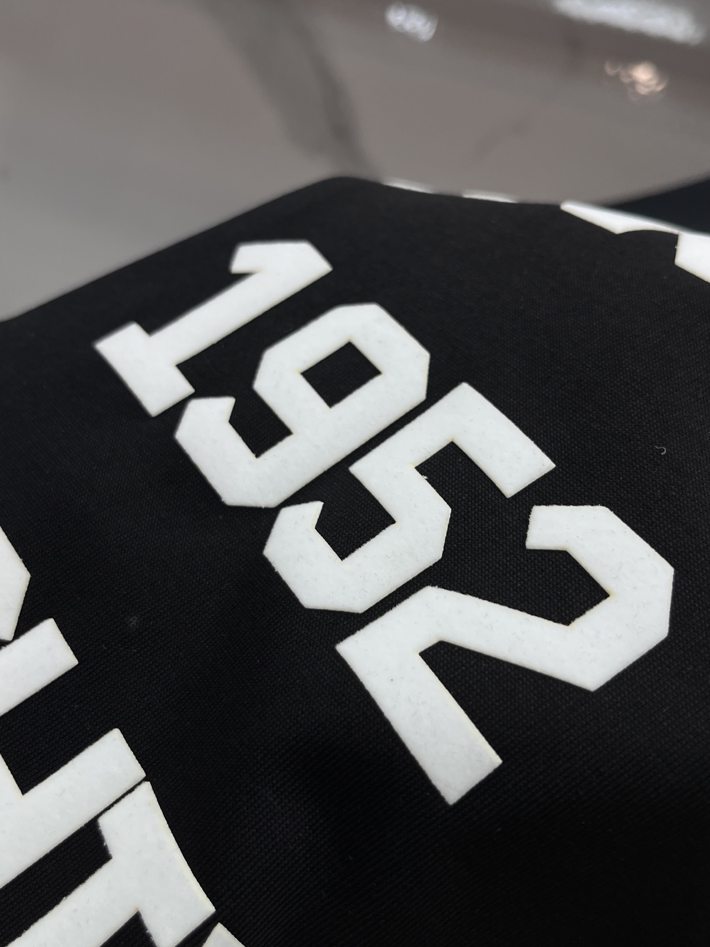 蒙口 2026春夏新款首发最新款短袖圆领T恤 高端订制 设计前卫时尚！品牌logo重工艺印花设计，采用原