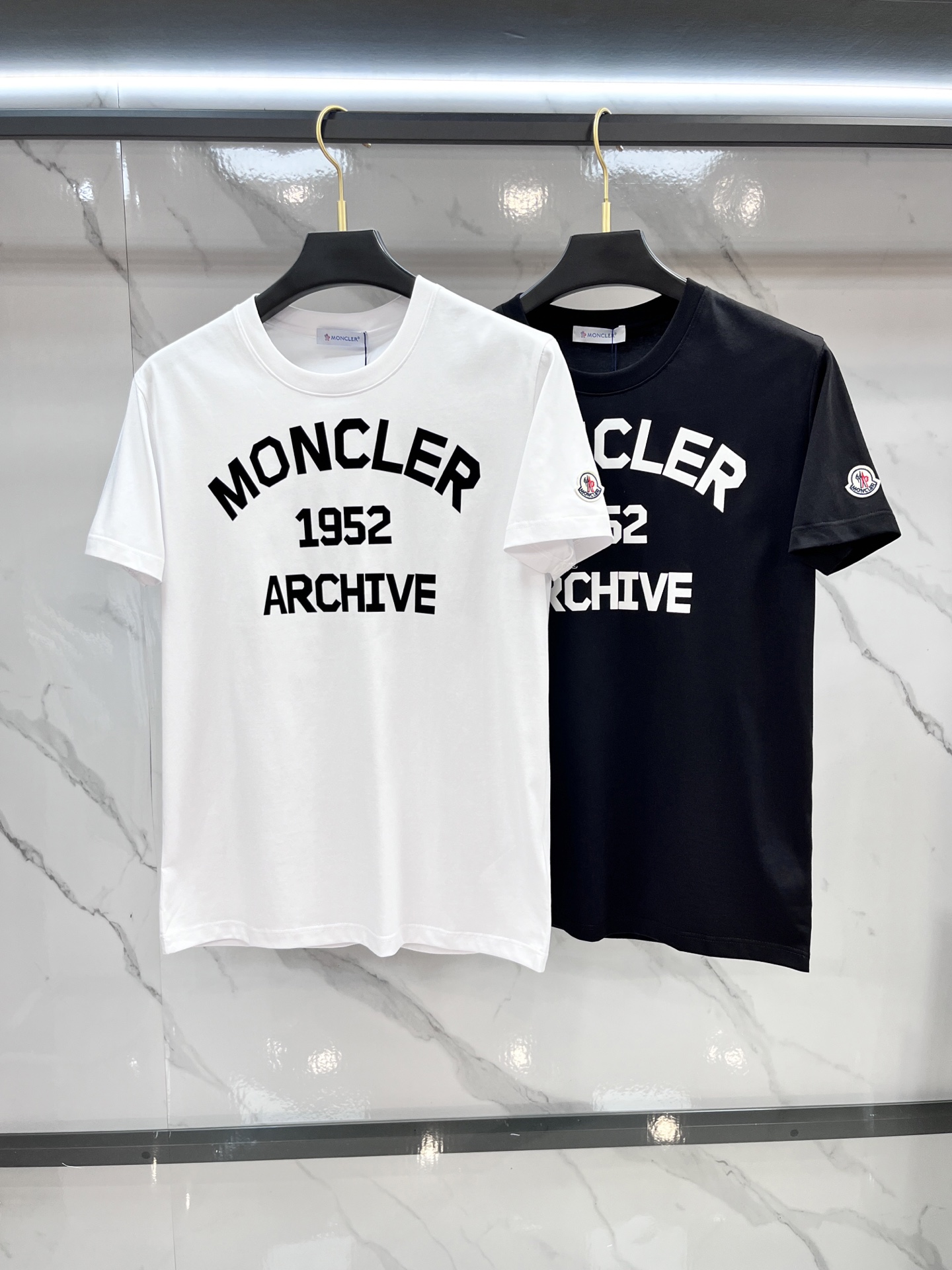 蒙口 2026春夏新款首发最新款短袖圆领T恤 高端订制 设计前卫时尚！品牌logo重工艺印花设计，采用原