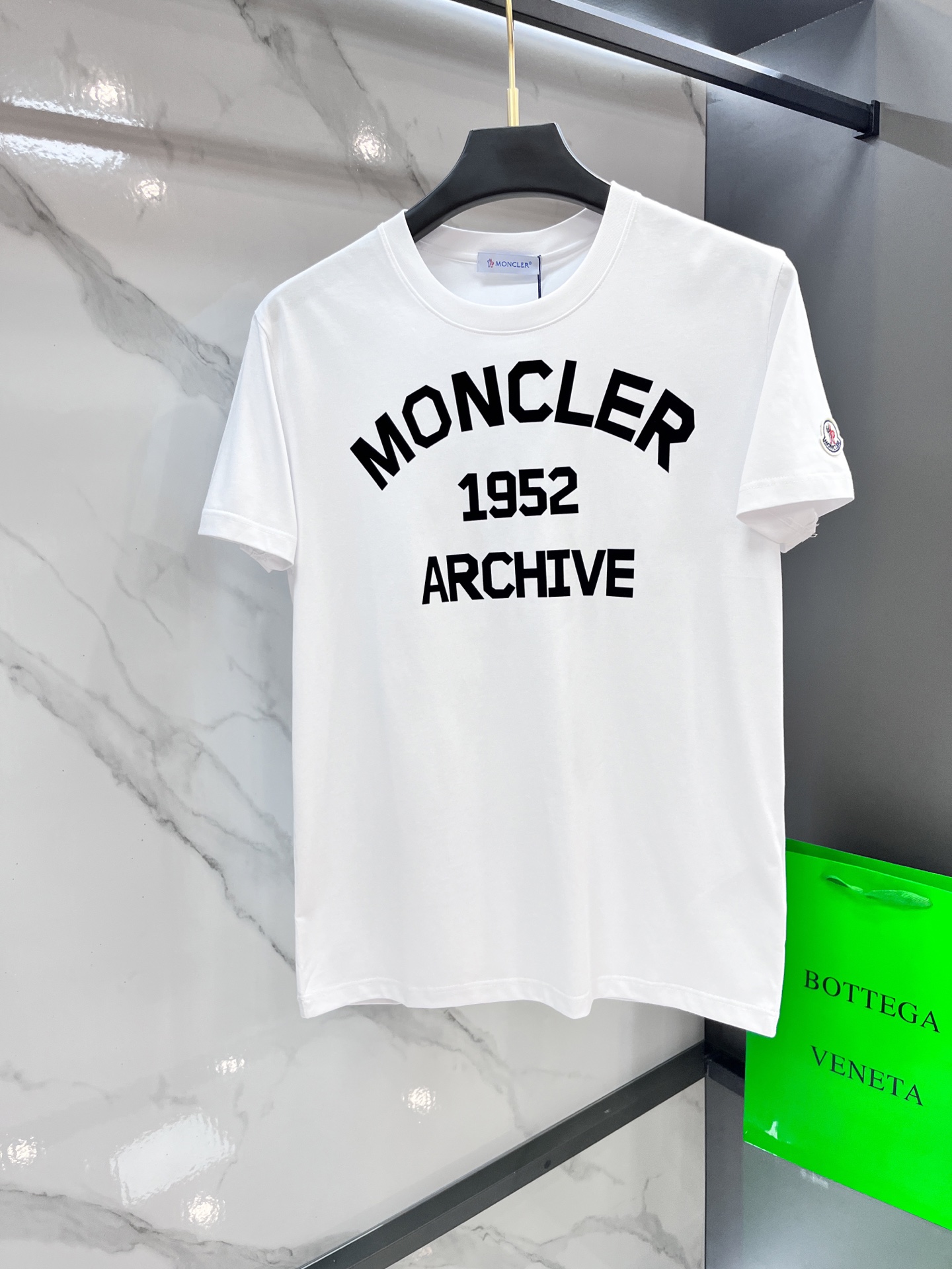 蒙口 2026春夏新款首发最新款短袖圆领T恤 高端订制 设计前卫时尚！品牌logo重工艺印花设计，采用原