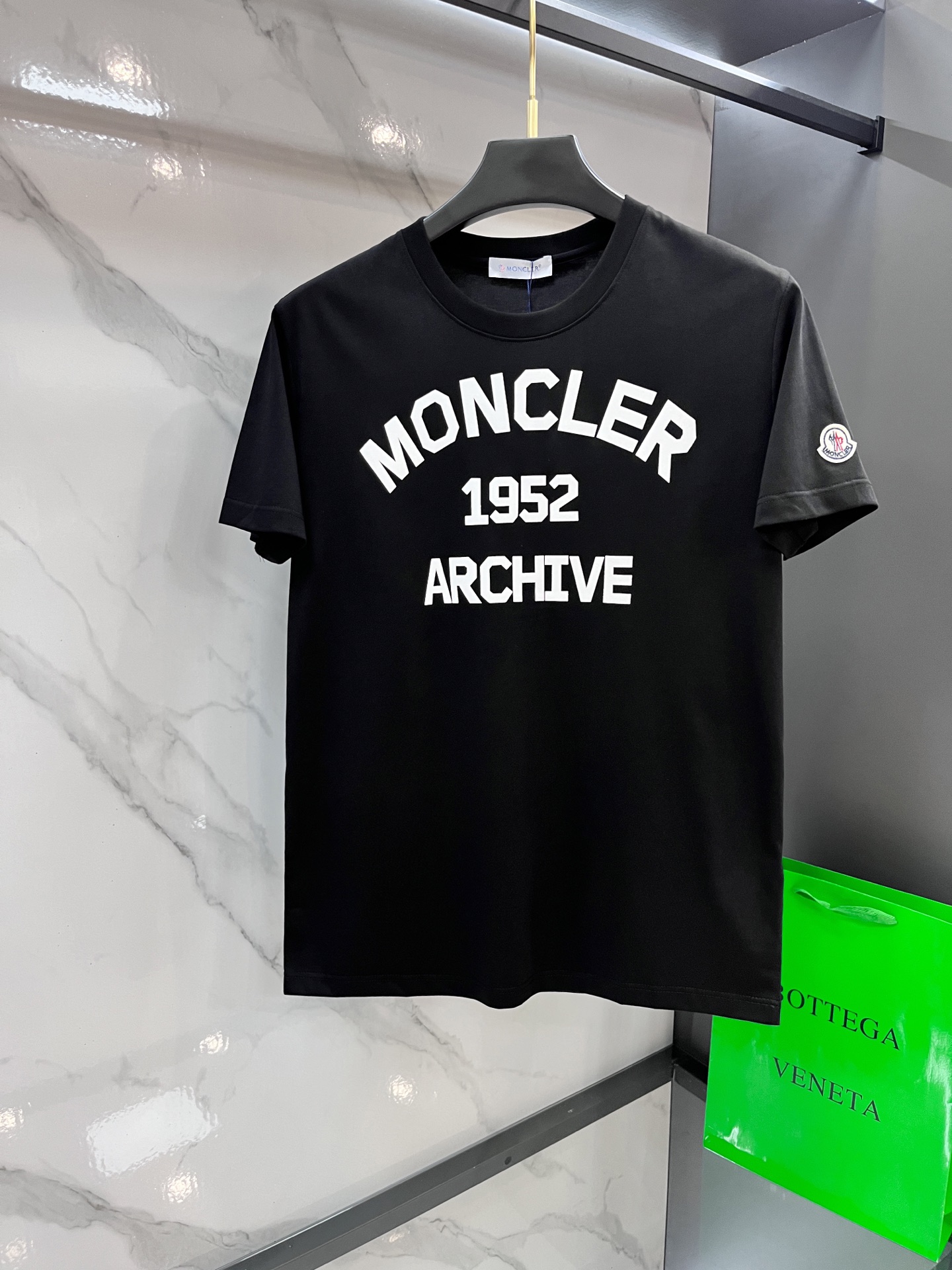 蒙口 2026春夏新款首发最新款短袖圆领T恤 高端订制 设计前卫时尚！品牌logo重工艺印花设计，采用原