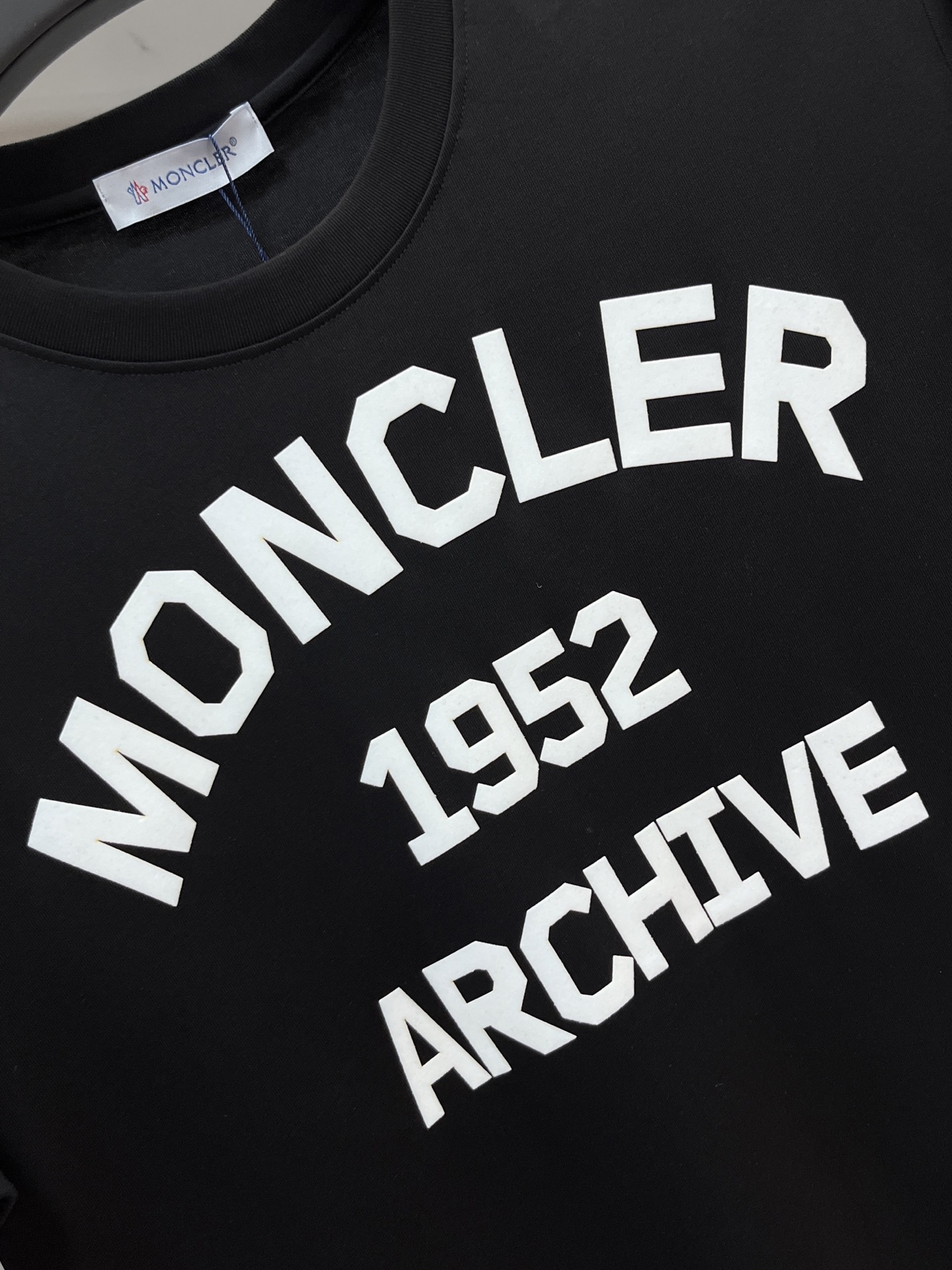 蒙口 2026春夏新款首发最新款短袖圆领T恤 高端订制 设计前卫时尚！品牌logo重工艺印花设计，采用原