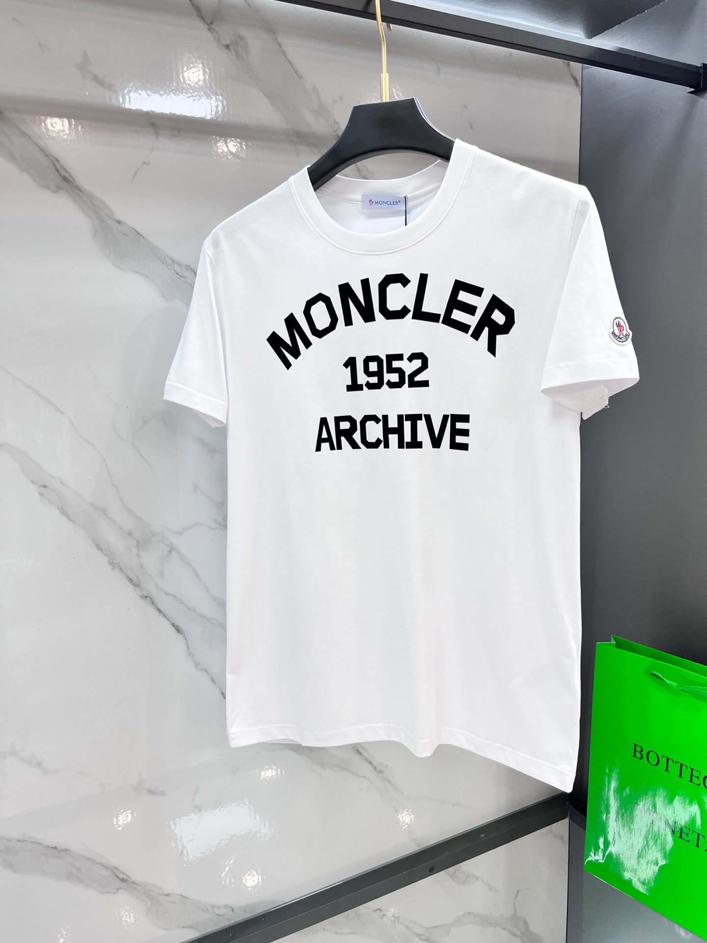 蒙口 2026春夏新款首发最新款短袖圆领T恤 高端订制 设计前卫时尚！品牌logo重工艺印花设计，采用原