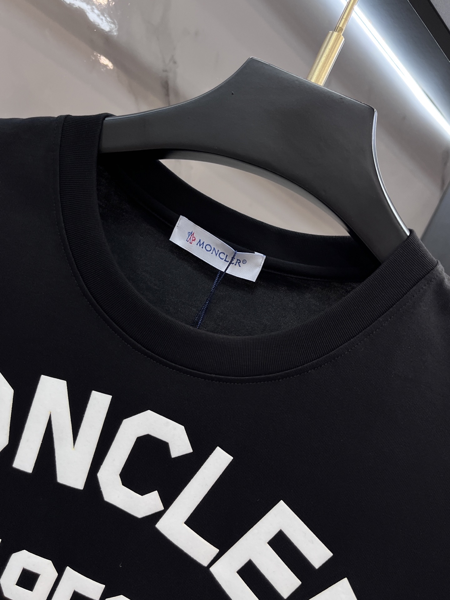 蒙口 2026春夏新款首发最新款短袖圆领T恤 高端订制 设计前卫时尚！品牌logo重工艺印花设计，采用原