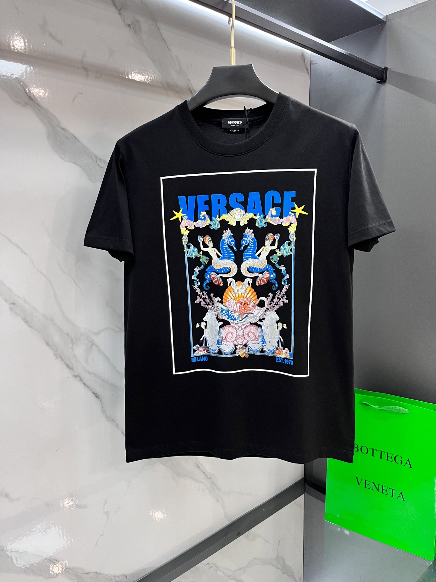 NO:487360,VERSACE/Versace 2025 spring and summer European GW counter new style, customization of show-tale internet celebrity style top-grade original single fashion casual short-sleeved T-shirt. 25ss trendy internet celebrity must-have items, selected imported mercerized cotton fabric, excellent comfort and breathability, excellent soft, wrinkle resistance and sagging. Whether it is single or inner wear, it is very handsome, matching men's practical dressing habits, exquisite logo iron diamond heavy craft design, pursue luxury, noble and elegant style, create extraordinary men's taste, and urban fashion men's first choice. ………………………………………………………………………………………………………………………………………………………………………………………………………………………………………………………………………………………………………………………………………………………………………………………………………………………………………………………………………………………………………………………………………………………………………………………………………………………………………………………………………………………………………………………………………………………………………………………………………………………………………………………………………………………………………………………………………………………………………………………………19860909VERSACE/范思哲 2025春夏装欧洲GW专柜新款 走秀网红款定制 顶级原单时尚休闲短袖T恤. 25ss潮人网红必备单品,精选进口丝光欧棉面料,舒适性与透气性兼优,柔软抗皱弹性和垂性极佳,无论是单穿还是内搭都是帅气十足,吻合了男性实用穿衣习惯,精致logo烫钻重工艺设计,追求奢华高贵优雅风范,打造不凡男士品味,都市时尚男尤首选.…………………………………………………… SizeM-XXXXL,,versace,versace,T-shirt,tees，t-shirt,alexander wang,Men's clothing