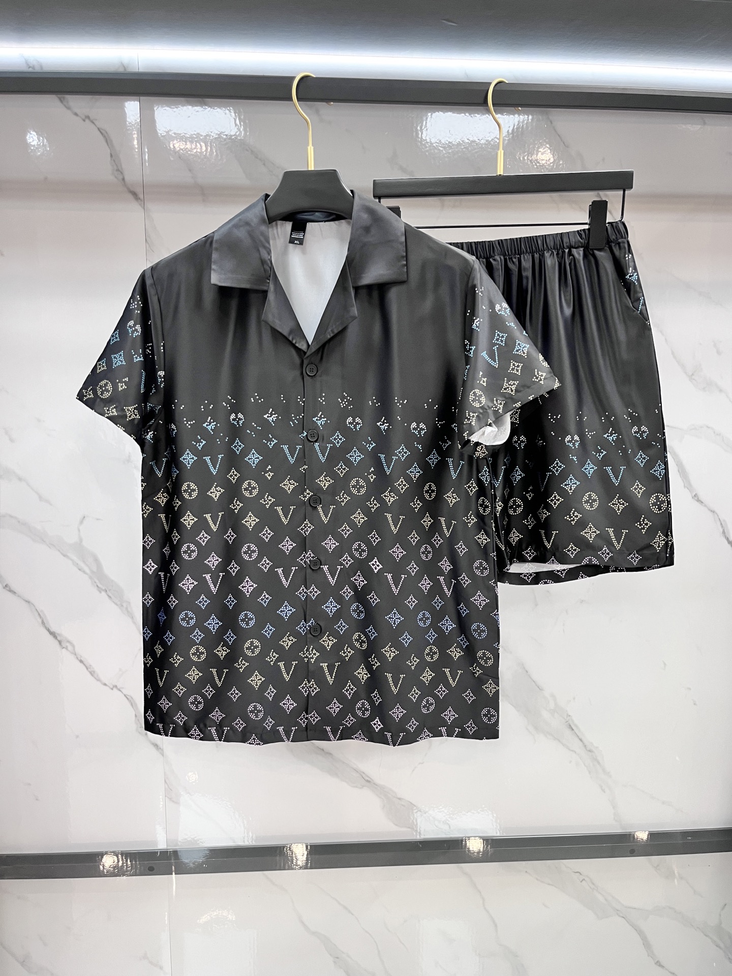 NO:500931,LV high-end new couples' home clothes, pajamas casual suits Imported silk satin fabric Inner edging, soft and cool, super cool and comfortable, elegant and gorgeous, with a tone, can also be made into fashionable casual suits. It is extremely fashionable to run in the morning, blending the exquisite style of fashion …………………………………………………………………………………………………………………………………………………………………………………………………………………………………………………………………………………………………………………………………………………………………………………………………………………………………………………………………………………………19860909LV 高端新品情侣款家居服,睡衣休闲套装 进口丝缎面料 内里包边 手感柔软超爽超靓超舒服 高雅华丽 有腔调 也可做时尚休闲套装 早上跑步极其时尚 融合了时尚属于风的精致 …………………………………………………… SizeM-XXXL,,louis vuitton,alexander wang,Men's clothing