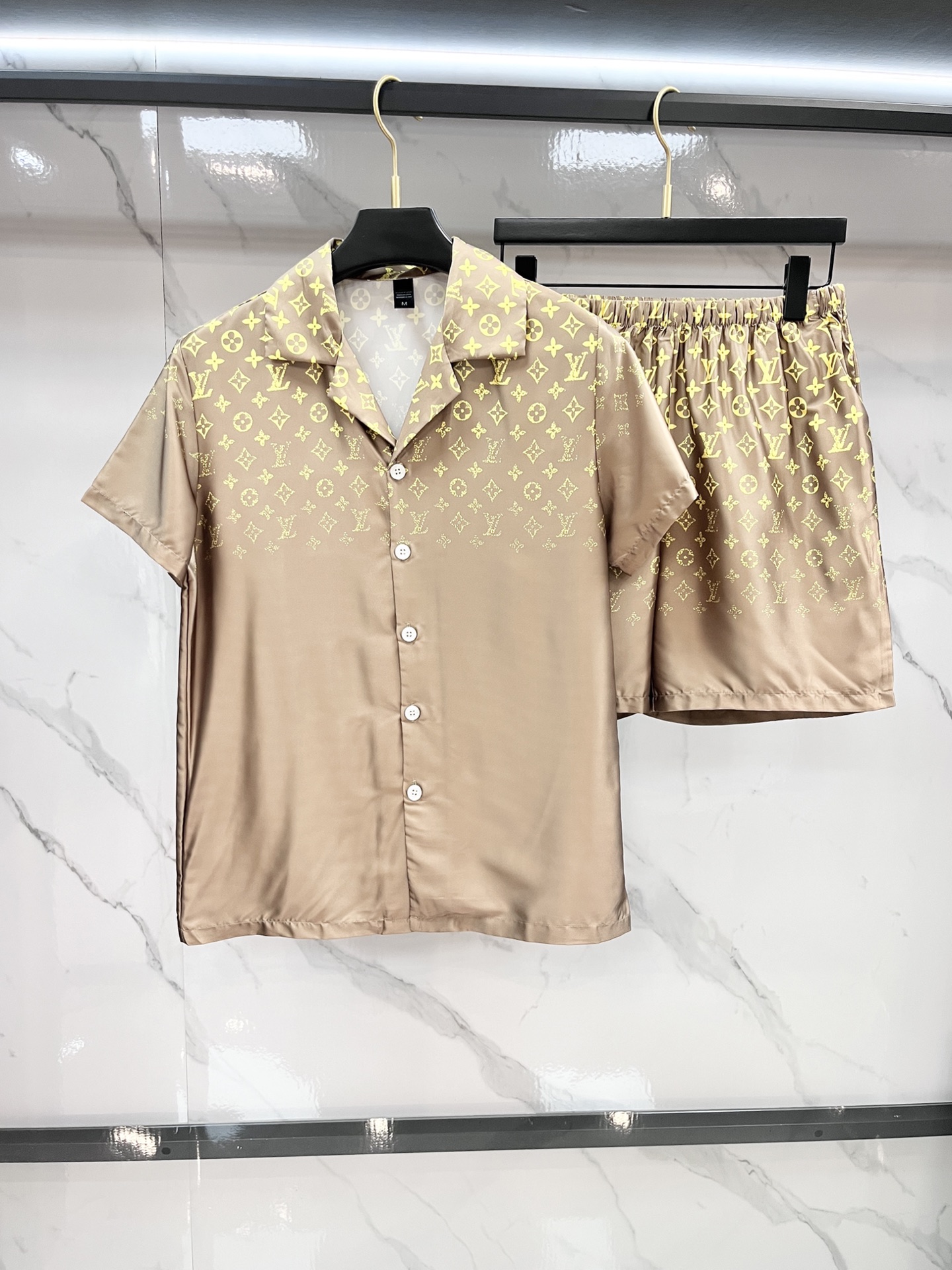 NO:500853,LV high-end new couples' home clothes, pajamas casual suits Imported silk satin fabric Inner edging, soft and cool, super cool and comfortable, elegant and gorgeous, with a tone, can also be made into fashionable casual suits. It is extremely fashionable to run in the morning, integrating the exquisite style of fashion ………………………………………………………………………………………………………………………………………………………………………………………………………………………………………………………………………………………………………………………………………………………………………………………………………………………………………………………………………………………………………………………………………………………………………………………………………………………………………………………………………………………………………………………………………………………………………………………………………………………………………………………………………………………………………………………………………………………………………………………………………………………………………………………………………………………………………………………………………………………………………………………………………19860909LV 高端新品情侣款家居服,睡衣休闲套装 进口丝缎面料 内里包边 手感柔软超爽超靓超舒服 高雅华丽 有腔调 也可做时尚休闲套装 早上跑步极其时尚 融合了时尚属于风的精致 …………………………………………………… SizeM-XXXL,,louis vuitton,alexander wang,Men's clothing