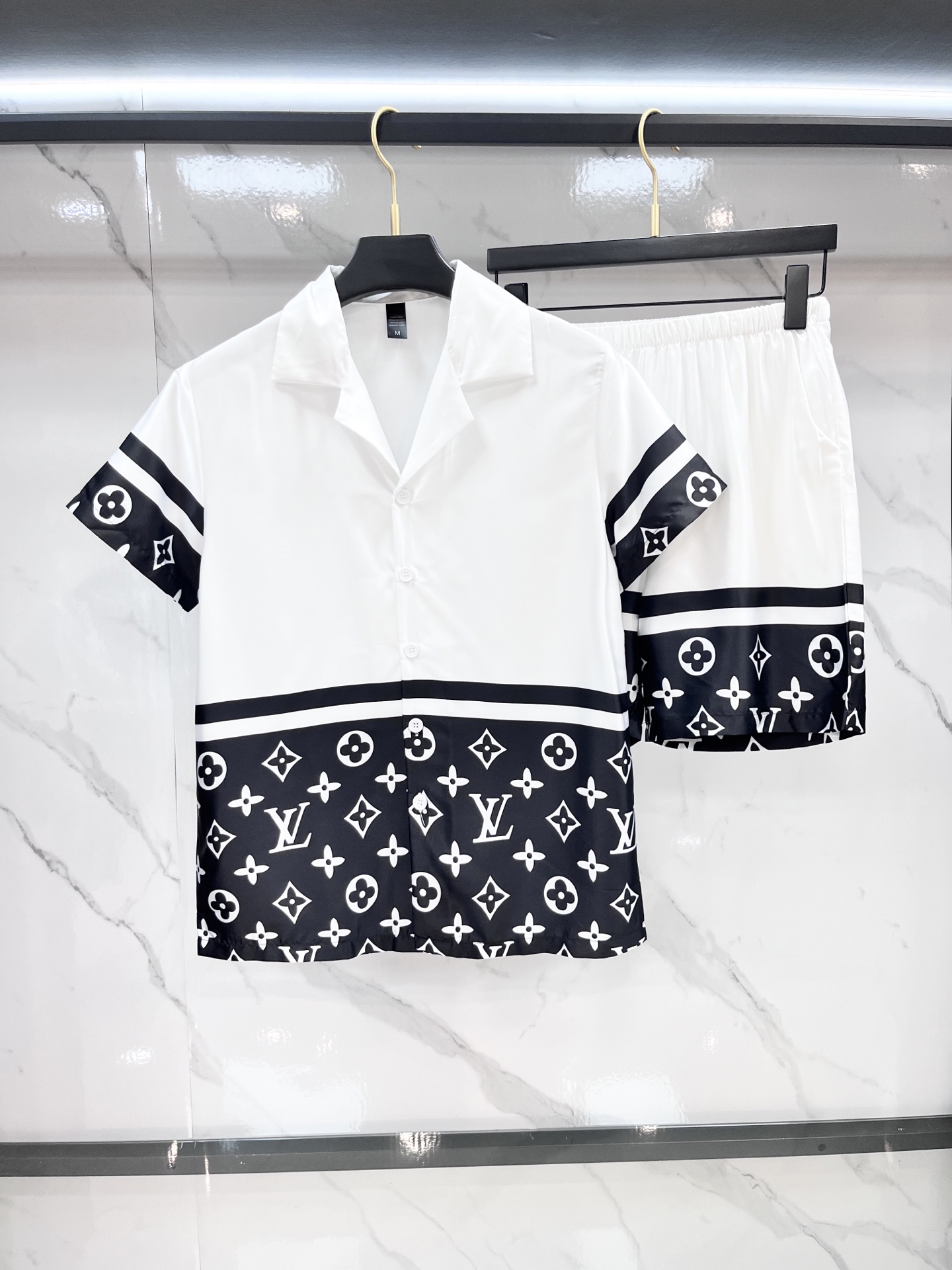 NO:514411,LV high-end new couples' home clothes, pajamas casual suits Imported silk satin fabric Inner edging, soft and cool, super cool and comfortable, elegant and gorgeous, with a tone, can also be made into fashionable casual suits. It is extremely fashionable to run in the morning, integrating the exquisite style of fashion ………………………………………………………………………………………………………………………………………………………………………………………………………………………………………………………………………………………………………………………………………………………………………………………………………………………………………………………………………………………………………………………………………………………………………………………………………………………………………………………………………………………………………………………………………………………………………………………………………………………………………………………………………………………………………………………………………………………………………………………………………………………………………………………………………………………………………………………………………………………………………………………………………19860909LV 高端新品情侣款家居服,睡衣休闲套装 进口丝缎面料 内里包边 手感柔软超爽超靓超舒服 高雅华丽 有腔调 也可做时尚休闲套装 早上跑步极其时尚 融合了时尚属于风的精致 …………………………………………………… SizeM-XXXL,,louis vuitton,alexander wang,Men's clothing