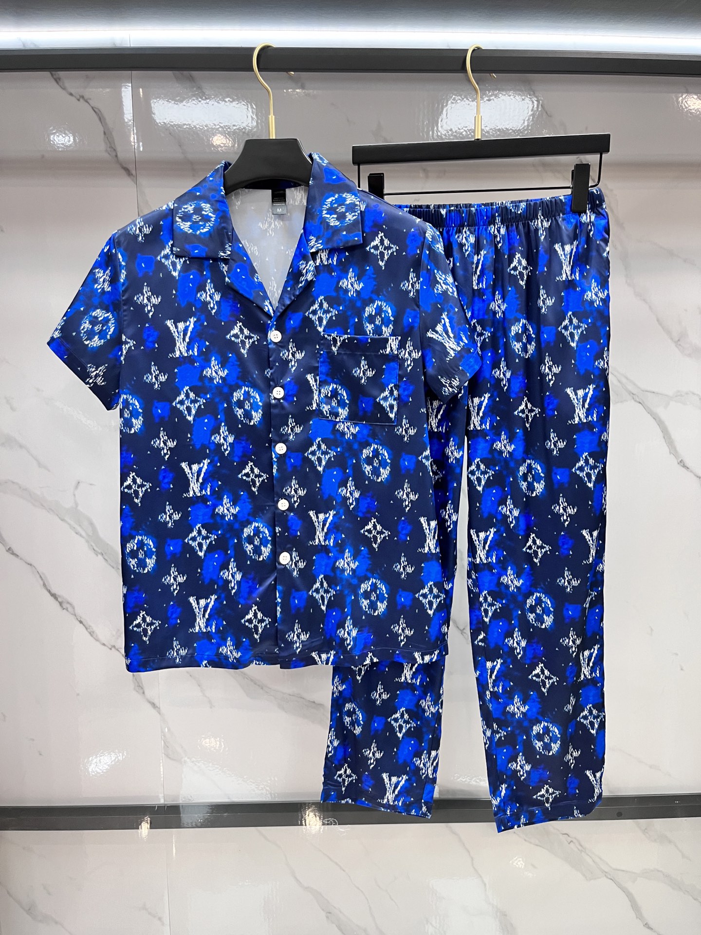 NO:500946,LV high-end new couples' home clothes, pajamas casual suits Imported silk satin fabric Inner edging, soft and cool, super cool and comfortable, elegant and gorgeous, with a tone, can also be made into fashionable casual suits. It is extremely fashionable to run in the morning, integrating the exquisite style of fashion ………………………………………………………………………………………………………………………………………………………………………………………………………………………………………………………………………………………………………………………………………………………………………………………………………………………………………………………………………………………………………………………………………………………………………………………………………………………………………………………………………………………………………………………………………………………………………………………………………………………………………………………………………………………………………………………………………………………………………………………………………………………………………………………………………………………………………………………………………………………………………………………………………19860909LV 高端新品情侣款家居服,睡衣休闲套装 进口丝缎面料 内里包边 手感柔软超爽超靓超舒服 高雅华丽 有腔调 也可做时尚休闲套装 早上跑步极其时尚 融合了时尚属于风的精致 …………………………………………………… SizeM-XXXL,,louis vuitton,alexander wang,Men's clothing