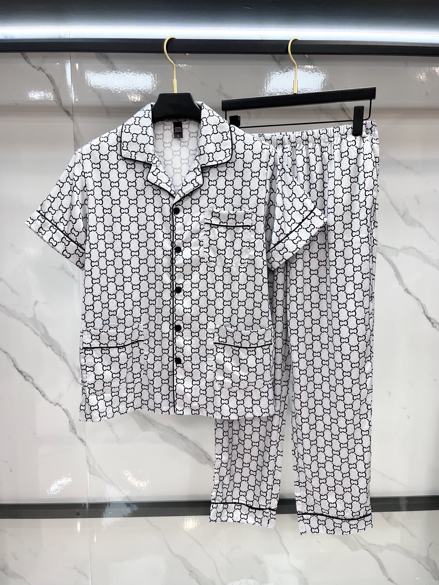 NO:500951,Gucci high-end new couples' home clothes, pajamas and casual suits Imported silk satin fabric Inner edging, soft and cool, super cool and comfortable, elegant and gorgeous, with a tone, can also be made into fashionable casual suits. It is extremely fashionable to run in the morning, integrating the exquisite style of fashion …………………………………………………………………………………………………………………………………………………………………………………………………………………………………………………………………………………………………………………………………………………………………………………………………………………………………………………………………………………………………………………………………………………………………………………………………………………………………………………………………………………………………………………………………………………………………………………………………………………………………………………………………………………………………………………………………………………………………………………………………………………………………………………………………………………………………………………………………………………………………………………………………19860909Gucci 高端新品情侣款家居服,睡衣休闲套装 进口丝缎面料 内里包边 手感柔软超爽超靓超舒服 高雅华丽 有腔调 也可做时尚休闲套装 早上跑步极其时尚 融合了时尚属于风的精致 …………………………………………………… SizeM-XXXL,,gucci,alexander wang,Men's clothing