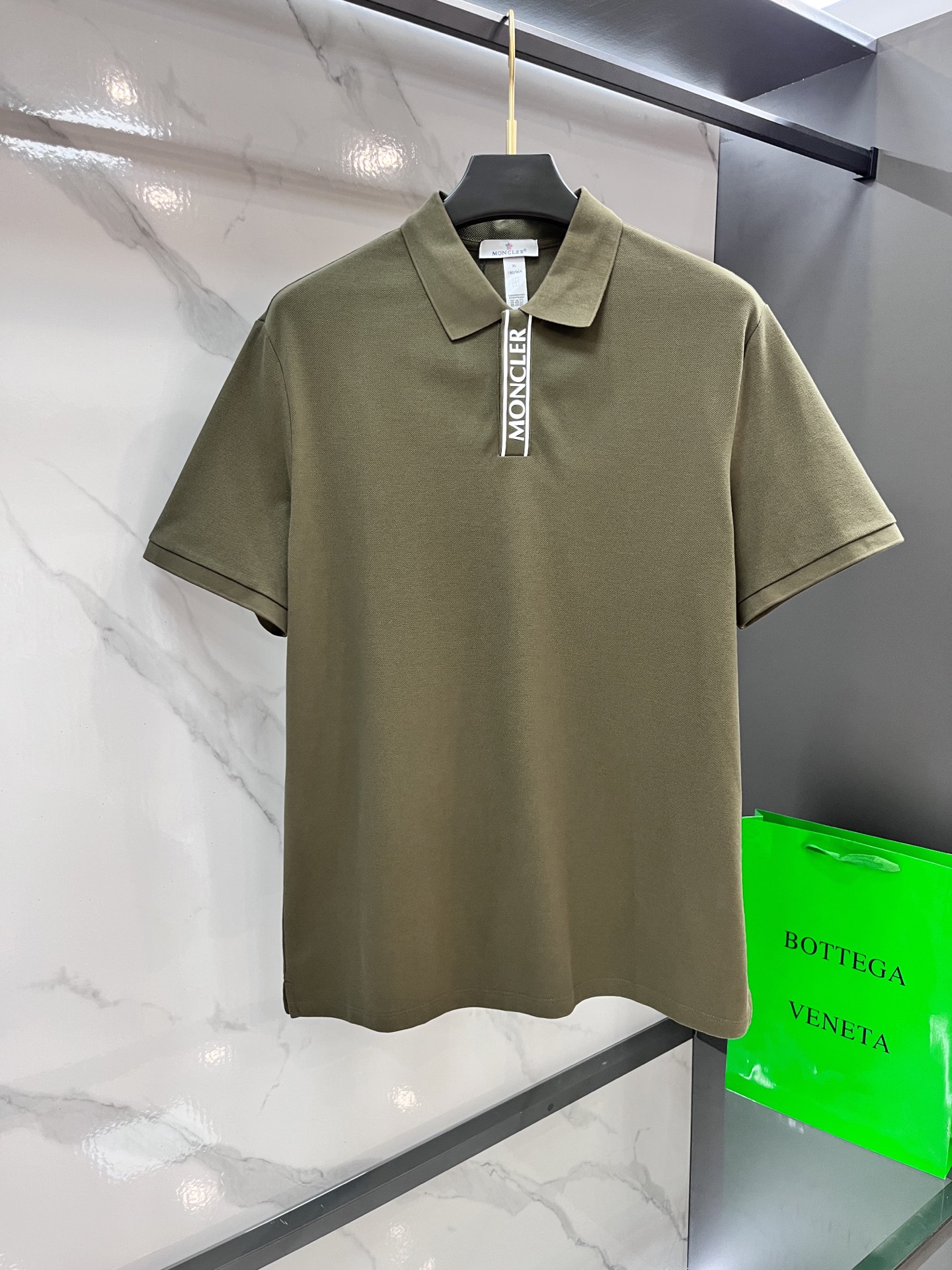 NO:487375,The new high-end business polo in 2025 is a must-have item for people in the unit!  Casual business lapel short sleeves, technological fabric, great body feel, smooth texture and great texture!  Good elasticity, no sense of restraint, the fabric has its own breathable mesh, moisture absorption and sweating, quick drying and keeping it dry, small lapel placket-breasted design, showing a straight posture, not soft pedal, simple style, can be used for business and leisure, highly recommended!  Simple, generous, clean and neat, elegant and gentlemanly. The key is the fabric, the key is to quality control, the feel is extremely delicate and smooth, the fabric has a good gloss and upper body skeleton feel, so you can greet mature and quality men's clothing!  Sweat in summer and dry in seconds, a brand new experience Business commuting and leisure ………………………………………………………………………………………………………………………………………………………………………………………………………………………………………………………………………………………………………………………………………………………………………………………………………………………………………………………………………………………………………………………………………………………………………………………………………………………………………………19860909蒙口 2025新款高端商务polo 白领 单位人士必入单品！ 休闲商务翻领短袖,科技面料,体感非常棒,手感顺滑质感很棒！弹性好,无任何束缚感,面料自带透气网孔,吸湿排汗,速干保持干爽,小翻领门襟排扣设计,展露挺拔姿态,不软踏,简约款式,商务休闲都可驾驭,强烈推荐！简单大方干净利落,儒雅绅士风度.高级材质,重点就是面料上,品控的必上,手感极其细腻光滑,面料光泽感和上身骨架感好,打招成熟品质男装！夏天出汗秒干,全新体验 商务通勤休闲 …………………………………………………… Sizem-xxxl,,Moncler,T-shirt,alexander wang,Men's clothing