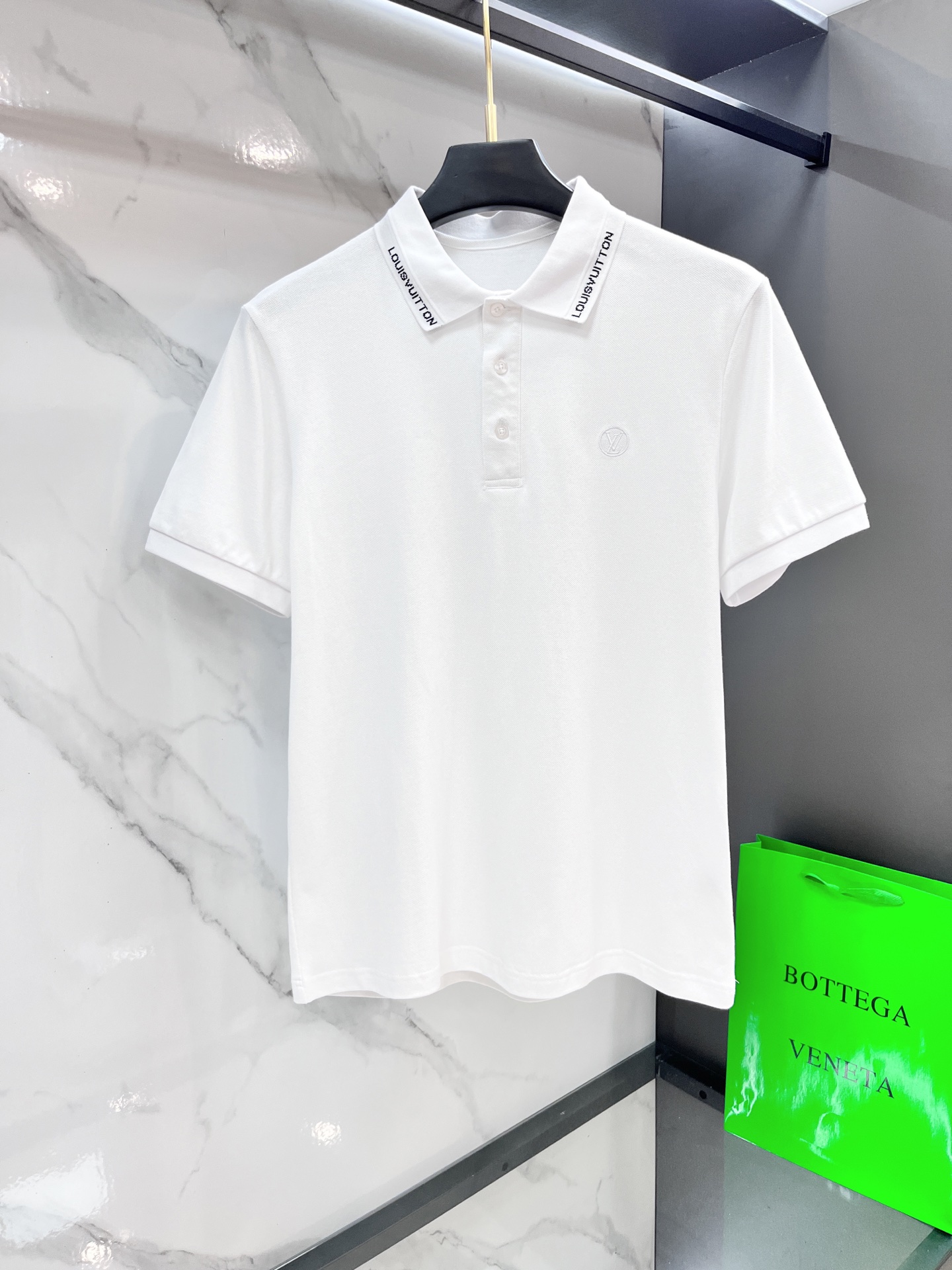 NO:518997,LV new high-end business polo white-collar workers are a must-have item for individuals in the unit!  Casual business lapel short sleeves, technological fabric, great body feel, smooth texture and great texture!  Good elasticity, no sense of restraint, the fabric has its own breathable mesh, moisture absorption and sweating, quick drying and keeping it dry, small lapel placket-breasted design, showing a straight posture, not soft pedal, simple style, can be used for business and leisure, highly recommended!  Simple, generous, clean and neat, elegant and gentlemanly. The key is the fabric, the key is to quality control, the feel is extremely delicate and smooth, the fabric has a good gloss and upper body skeleton feel, so you can greet mature and quality men's clothing!  Sweat in summer and dry in seconds, a brand new experience Business commuting and leisure ………………………………………………………………………………………………………………………………………………………………………………………………………………………………………………………………………………………………………………………………………………………………………………………………………………………………………………………………………………………………………………………………………………………………………………………………………………………………………………19860909LV 新款高端商务polo 白领 单位人士必入单品！ 休闲商务翻领短袖,科技面料,体感非常棒,手感顺滑质感很棒！弹性好,无任何束缚感,面料自带透气网孔,吸湿排汗,速干保持干爽,小翻领门襟排扣设计,展露挺拔姿态,不软踏,简约款式,商务休闲都可驾驭,强烈推荐！简单大方干净利落,儒雅绅士风度.高级材质,重点就是面料上,品控的必上,手感极其细腻光滑,面料光泽感和上身骨架感好,打招成熟品质男装！夏天出汗秒干,全新体验 商务通勤休闲 …………………………………………………… SizeM-XXXL,,louis vuitton,T-shirt,alexander wang,Men's clothing