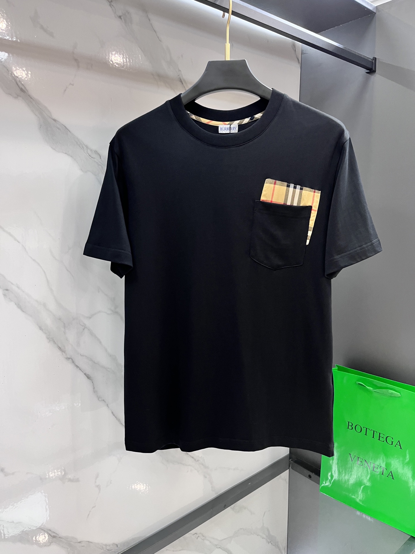 NO:519028,Burberry pocket plaided cotton loose T-shirt is made of flat cotton fabric, classic plaid cutout design, overall loose fitting configuration, more youthful and sporty style, highlighting the fashionable feeling of the modern city, the upper body is grand and brilliant, the effect is excellent, and the combination is even more worry-free and labor-saving. Whether it is leisure sports or high street travel, you can easily control it!  ……………………………………………………………………………… SizeM-XXXL, burberry,tees, t-shirt,alexander wang19860909巴宝莉 口袋格纹拼接棉质宽松T恤,采用平织棉质面料打造,经典格纹裁片设计,整体宽松的版型配置,更具青春运动风格,凸显现代都市的时尚感,上身大气出彩,效果极佳,搭配更是省心省力,无论是休闲运动还是高街出行,都能轻松驾驭！…………………………………………………… SizeM-XXXL,,burberry,tees，t-shirt,alexander wang,Men's clothing