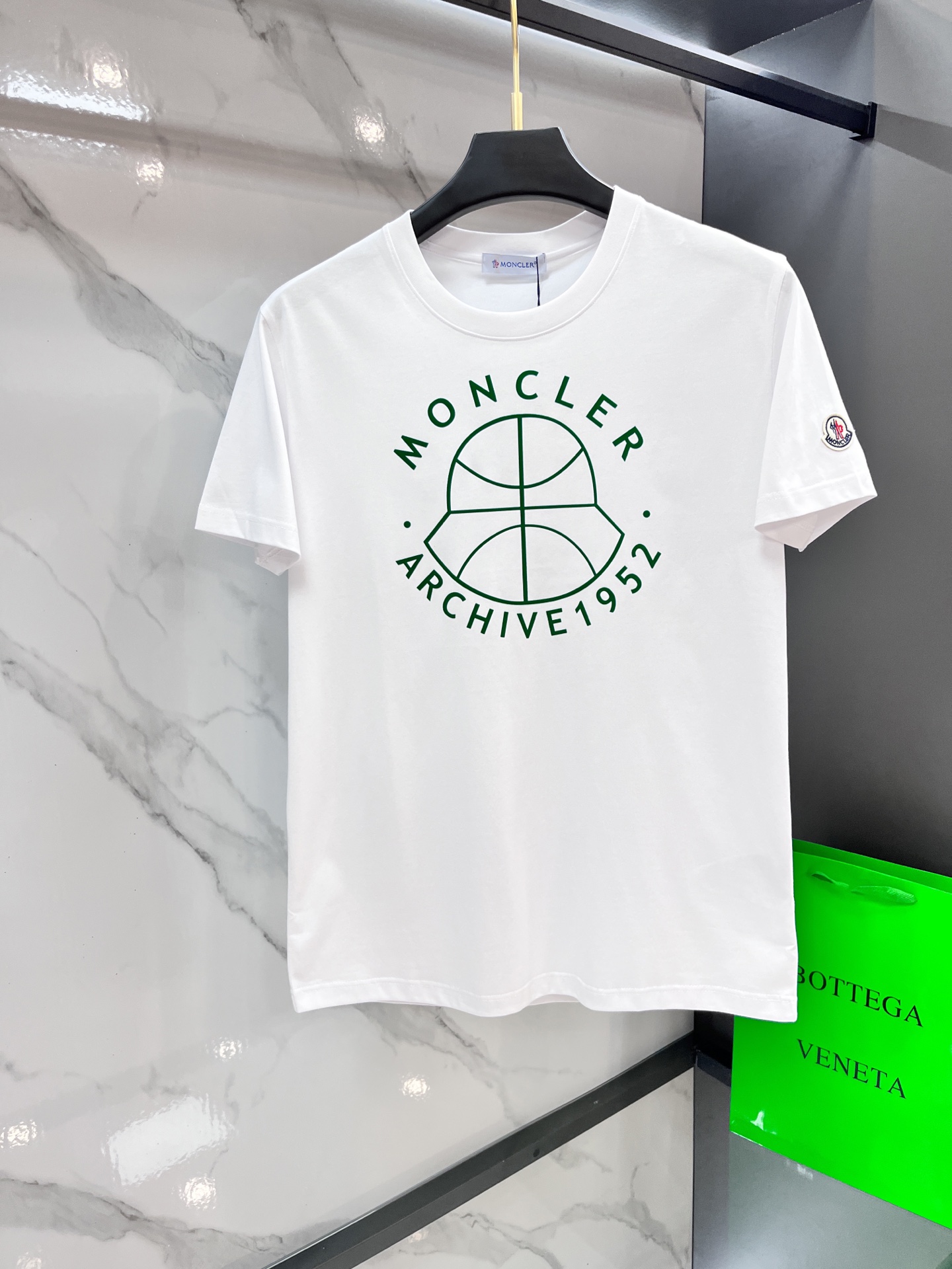 NO:487383,The new spring and summer 2025 new spring and summer style is released the latest short-sleeved round-neck T-shirt with high-end customization and avant-garde and fashionable design!  The brand logo emphasizes craftsmanship printing design, uses original mercerized fabric, which is comfortable to wear, and has exquisite car lines. It has fine workmanship and is invincible and handsome in the upper body!  A must-have item for handsome men!  Color black white……………………………………………………………………… SizeM-XXXXL, Moncler, T-shirt,tees, t-shirt,alexander wang19860909蒙口 2025春夏新款首发最新款短袖圆领T恤 高端订制 设计前卫时尚！品牌logo重工艺印花设计,采用原版丝光面料,穿着舒适.级别精致车线.做工精细.上身效果无敌帅气！型男必备单品！ 颜色黑色 白色…………………………………………………… SizeM-XXXXL,,Moncler,T-shirt,tees，t-shirt,alexander wang,Men's clothing