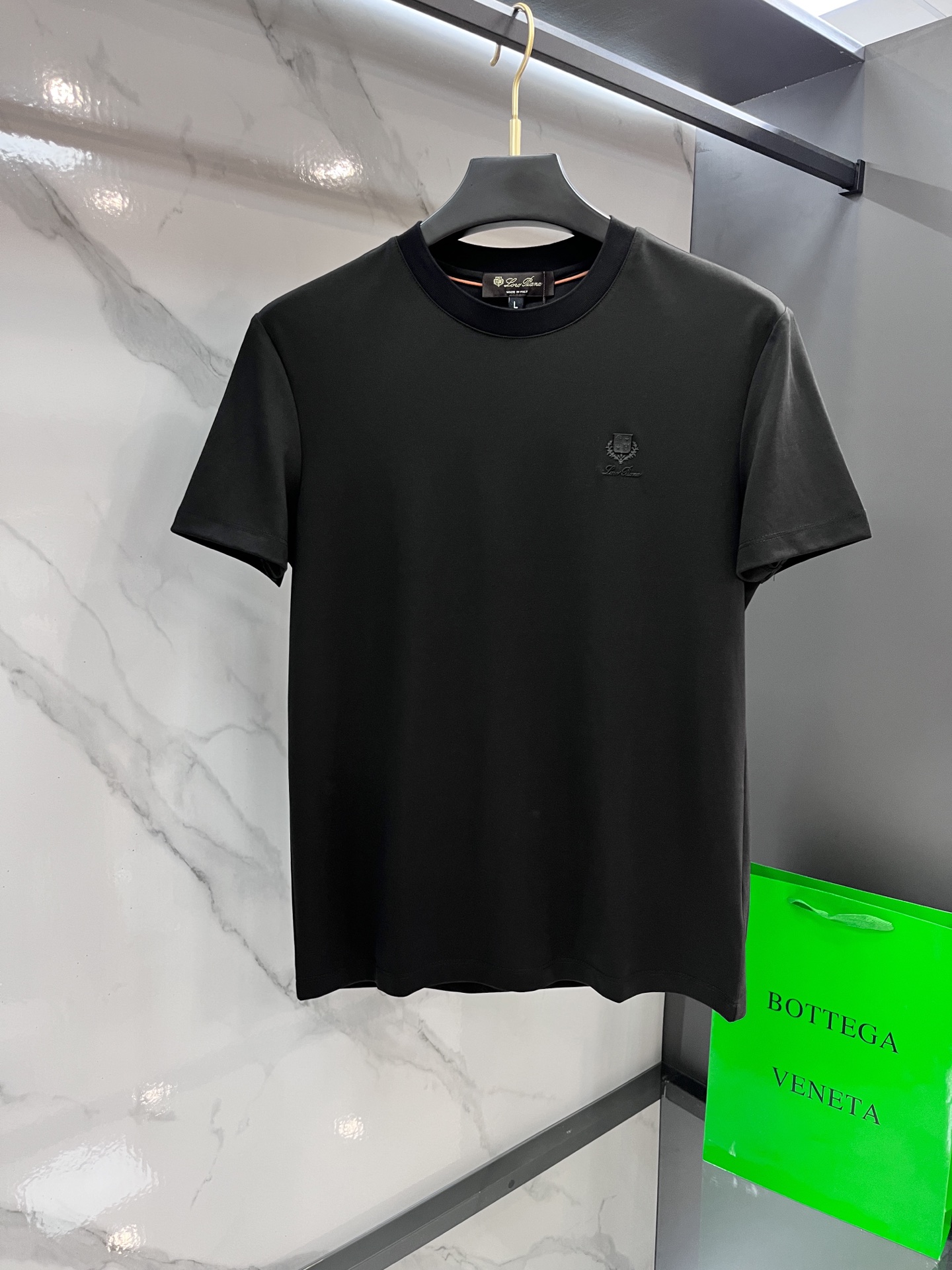 NO:512911,LSS spring and summer new model is the latest short-sleeved round-neck T-shirt with high-end customization and avant-garde and fashionable design!  Brand logo heavy craft design High-end customized Gaoke heavy fabric. It feels soft and comfortable to wear. It has exquisite car lines. Its workmanship is exquisite. The upper body effect is invincible and handsome!  Essential items for handsome men………………………………………………………… SizeM-XXXL, T-shirt,tees, t-shirt,alexander wang19860909LSS春夏新款首发最新款短袖圆领T恤 高端订制 设计前卫时尚！品牌logo重工艺设计 高端定制高克重面料.手感柔软.穿着舒适.级别精致车线.做工精细.上身效果无敌帅气！型男必备单品………………………………………………… SizeM-XXXL,,T-shirt,tees，t-shirt,alexander wang,Men's clothing