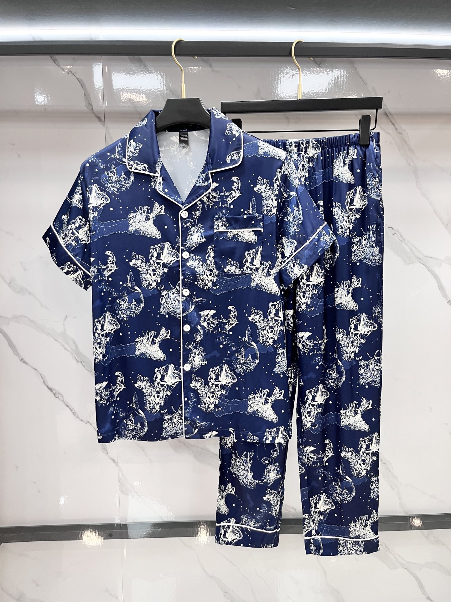 NO:500956,Dior High-end new couples' home clothes, pajamas and casual suits Imported silk satin fabric Inner edging, soft and cool, super cool and comfortable, elegant and gorgeous, with a tone, can also be made into fashionable casual suits. It is extremely fashionable to run in the morning, integrating the exquisite style of fashion ……………………………………………………………………………………………………………………………………………………………………………………………………………………………………………………………………………………………………………………………………………………………………………………………………………………………………………………………………………………………………………………………………………………………………………………………………………………………………………………………………………………………………………………………………………………………………………………………………………………………………………………………………………………………………………………………………………………………………………………………………………………………………………………………………………………………………………………………………………………………………………………………………19860909迪奥 高端新品情侣款家居服,睡衣休闲套装 进口丝缎面料 内里包边 手感柔软超爽超靓超舒服 高雅华丽 有腔调 也可做时尚休闲套装 早上跑步极其时尚 融合了时尚属于风的精致 …………………………………………………… SizeM-XXXL,,dior,alexander wang,Men's clothing