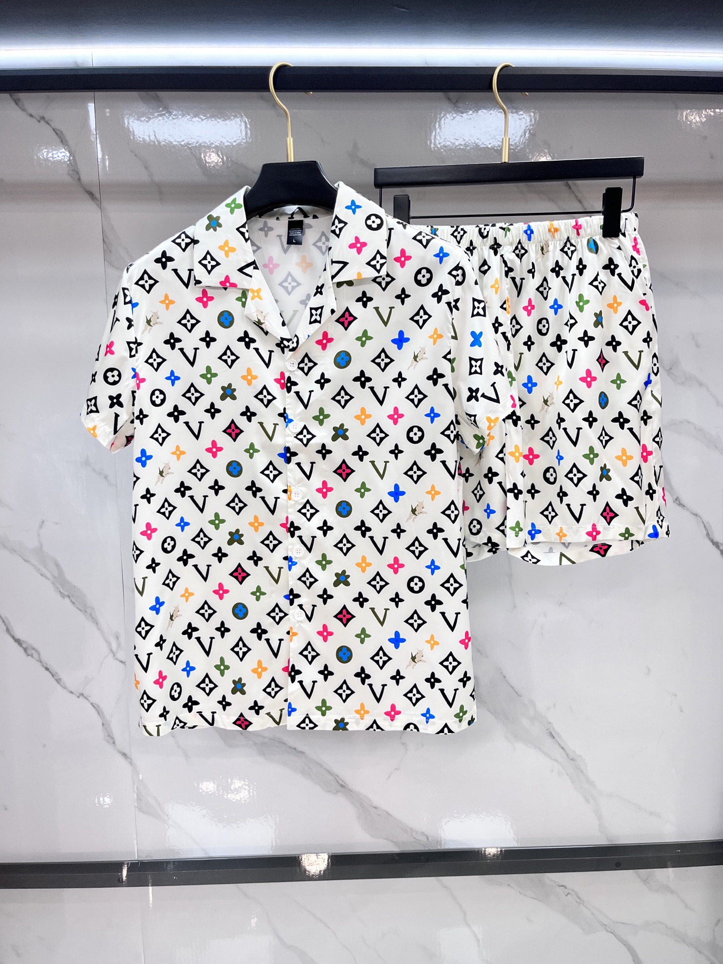 NO:517814,LV high-end new couples' home clothes, pajamas and casual suits Imported silk satin fabric Inner edging, soft and cool, super cool and super comfortable, elegant and gorgeous, with a tone, can also be made into fashionable casual suits. It is extremely fashionable to run in the morning, integrating the exquisite style of fashion …………………………………………………………………………………………………………………………………………………………………………………………………………………………………………………………………………………………………………………………………………………………………………………………………………………………………………………………………………………………………………………………………………………………………………………………………………………………………………………………………………………………………………………………………………………………………………………………………………………………………………………………………………………………………………………………………………………………………………………………………………………………………………………………………………………………………………………………………………………………………………………………………19860909LV 高端新品情侣款家居服,睡衣休闲套装 进口丝缎面料 内里包边 手感柔软超爽超靓超舒服 高雅华丽 有腔调 也可做时尚休闲套装 早上跑步极其时尚 融合了时尚属于风的精致 …………………………………………………… SizeM-XXXL….,,louis vuitton,alexander wang,Men's clothing