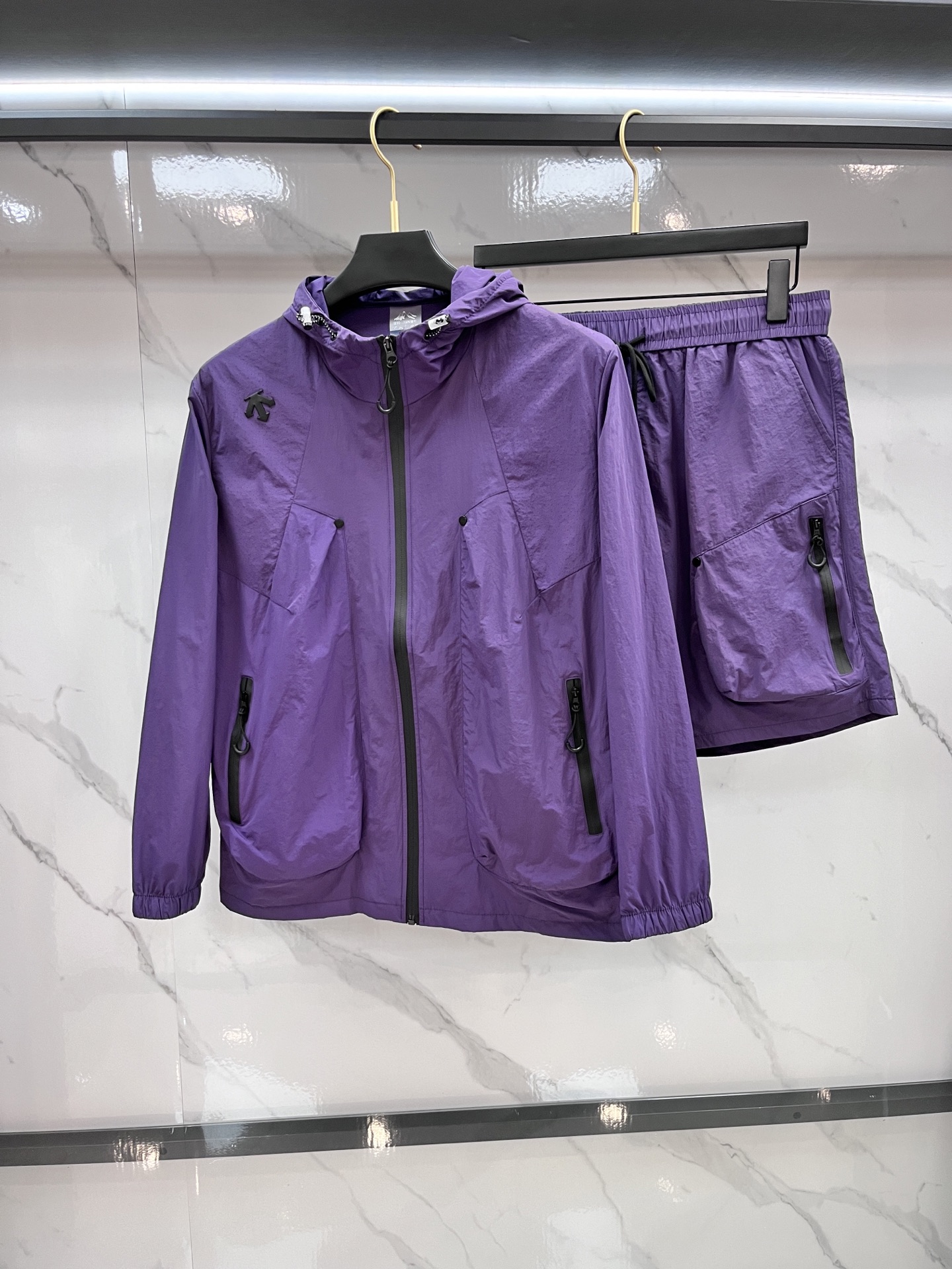 NO:514394,Desante Spring and summer classic sun protection set, super soft fabric, cool and explosive thin set, fashionable and urban versatile, a must-have artifact in summer, quick drying clothes, quickly dehydrating and drying after washing, the upper body is breathable and fashionable and beautiful. The special fabrics are all polyester fiber fabrics imported from the UK, with a light luster, unique texture, soft and smooth feel, and excellent details. They are not a product that ordinary fabrics can compare with. Customized original logo hardware auxiliary material design!  The details are very in place. They give outdoor users full experience and complete protection, allowing us to get closer to the challenges of nature, sunscreen fabrics!  A must-have item for trendy men and women, each with one set, highly recommended!  ………………………………………………………………………… SizeS-XXXXL,,alexander wang19860909迪桑特 春夏经典防晒套装,面料超软面料帅酷爆款薄套装,时尚都市百搭款款,夏季必备神器,速干衣,水洗后快速脱水干爽,上身透气而且时尚靓丽,特供面料都是英国进口的聚酯纤维纤维面料,淡淡光泽,质感独特,手感柔嫩顺滑,细节出色 不是一般面料所能对比的产品.定制原版logo五金辅料设计！细节非常到位.给户外使用者充分的体验和完善的保护,让我们更接近大自然的挑战,防晒面料！潮男潮女必备单品,人手一套,强烈推荐！…………………………………………………… SizeS-XXXXL,,alexander wang,Men's clothing