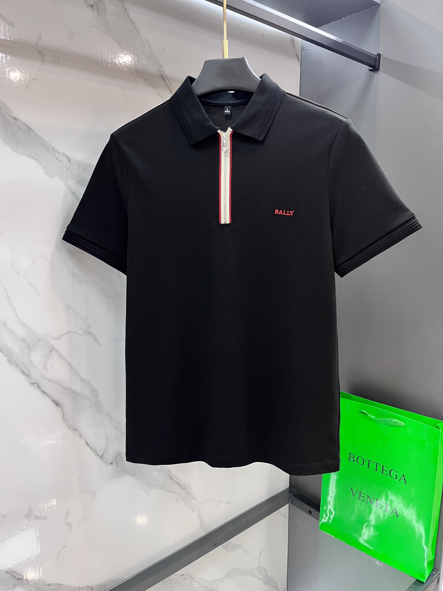 NO:519003,BALLY new high-end business polo white-collar workers are a must-have item for people in the unit!  Casual business lapel short sleeves, technological fabric, great body feel, smooth texture and great texture!  Good elasticity, no sense of restraint, the fabric has its own breathable mesh, moisture absorption and sweating, quick drying and keeping it dry, small lapel placket-breasted design, showing a straight posture, not soft pedal, simple style, can be used for business and leisure, highly recommended!  Simple, generous, clean and neat, elegant and gentlemanly. The key is the fabric, the key is to quality control, the feel is extremely delicate and smooth, the fabric has a good gloss and upper body skeleton feel, so you can greet mature and quality men's clothing!  Sweat in summer and dry in seconds, a brand new experience Business commuting and leisure …………………………………………………………………………………………………………………………………………………………………………………………………………………………………………………………………………………………19860909BALLY 新款高端商务polo 白领 单位人士必入单品！ 休闲商务翻领短袖,科技面料,体感非常棒,手感顺滑质感很棒！弹性好,无任何束缚感,面料自带透气网孔,吸湿排汗,速干保持干爽,小翻领门襟排扣设计,展露挺拔姿态,不软踏,简约款式,商务休闲都可驾驭,强烈推荐！简单大方干净利落,儒雅绅士风度.高级材质,重点就是面料上,品控的必上,手感极其细腻光滑,面料光泽感和上身骨架感好,打招成熟品质男装！夏天出汗秒干,全新体验 商务通勤休闲 …………………………………………………… SizeM-XXXXL,,T-shirt,alexander wang,Men's clothing