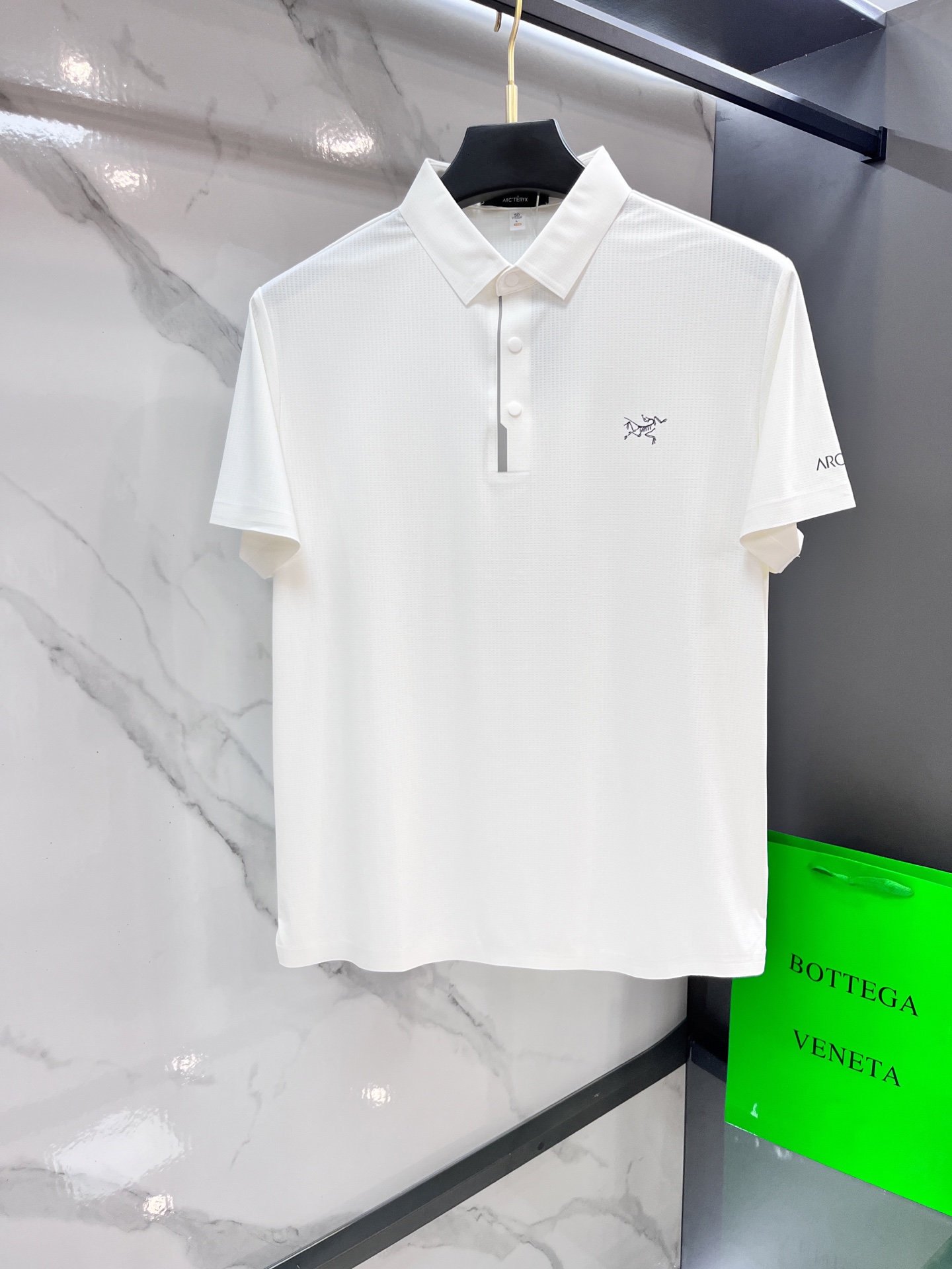 NO:487353,Archaeopteryx 25s summer men's quick-drying thin lapel short-sleeved shirt. Unique color-blocking cut without marks and edges, original single recommendation!  Incomparable classic, customer-supplied fabrics, antibacterial and quick-drying elasticity are integrated into one. They feel comfortable and skin-friendly. The modern and classic urban benchmark is renewed!  ……………………………………………………………………………… SizeM-XXXL,arc'teryx,T-shirt,alexander wang19860909始祖鸟 25s夏季男士速干薄料翻领短袖衫.独特拼色剪裁无痕压边、原单推荐！无比经典,客供面料 抗菌速干弹力集合于一身.手感舒畅亲肤.现代经典的都市标杆焕新形象！…………………………………………………… SizeM-XXXL,arc'teryx,T-shirt,alexander wang,Men's clothing