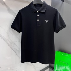 普拉达 2025s经典标志性Logo点缀元素 经典时尚翻领 Polo衫短袖 ,贸易公司渠道订单,简约大气 普拉达 2025s经典标志性Logo点缀元素 经典时尚翻领 Polo衫短袖 ,贸易公司渠道订单,简约大气