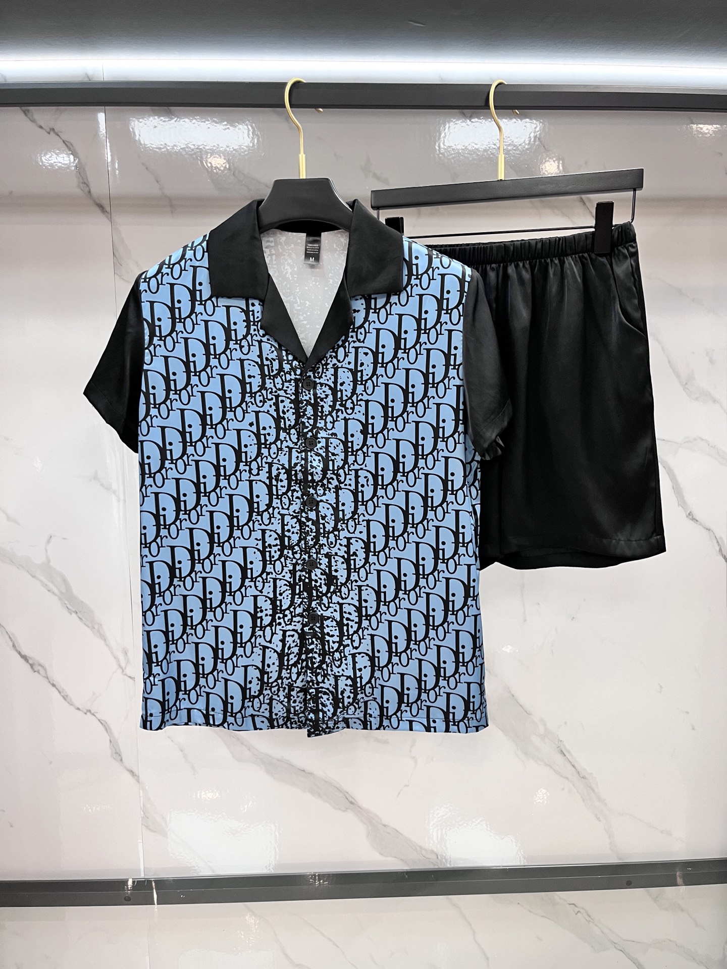 NO:517802,Dior High-end new couples' home clothes, pajamas and casual suits Imported silk satin fabric Inner edging, soft and cool, super cool and comfortable, elegant and gorgeous, with a tone, can also be made into fashionable casual suits. It is extremely fashionable to run in the morning, integrating the exquisiteness of fashion and style ………………………………………………………………………………………………………………………………………………………………………………………………………………………………………………………………………………………………………………………………………………………………………………………………………………………………………………………………………………………………………………………………………………………………………………………………………………………………………………………………………………………………………………………………………………………………………………………………………………………………………………………………………………………………………………………………………………………………………………………………………………………………………………………………………………………………………………………………………………………………………………………………19860909迪奥 高端新品情侣款家居服,睡衣休闲套装 进口丝缎面料 内里包边 手感柔软超爽超靓超舒服 高雅华丽 有腔调 也可做时尚休闲套装 早上跑步极其时尚 融合了时尚属于风的精致 …………………………………………………… SizeM-XXXL….,,dior,alexander wang,Men's clothing