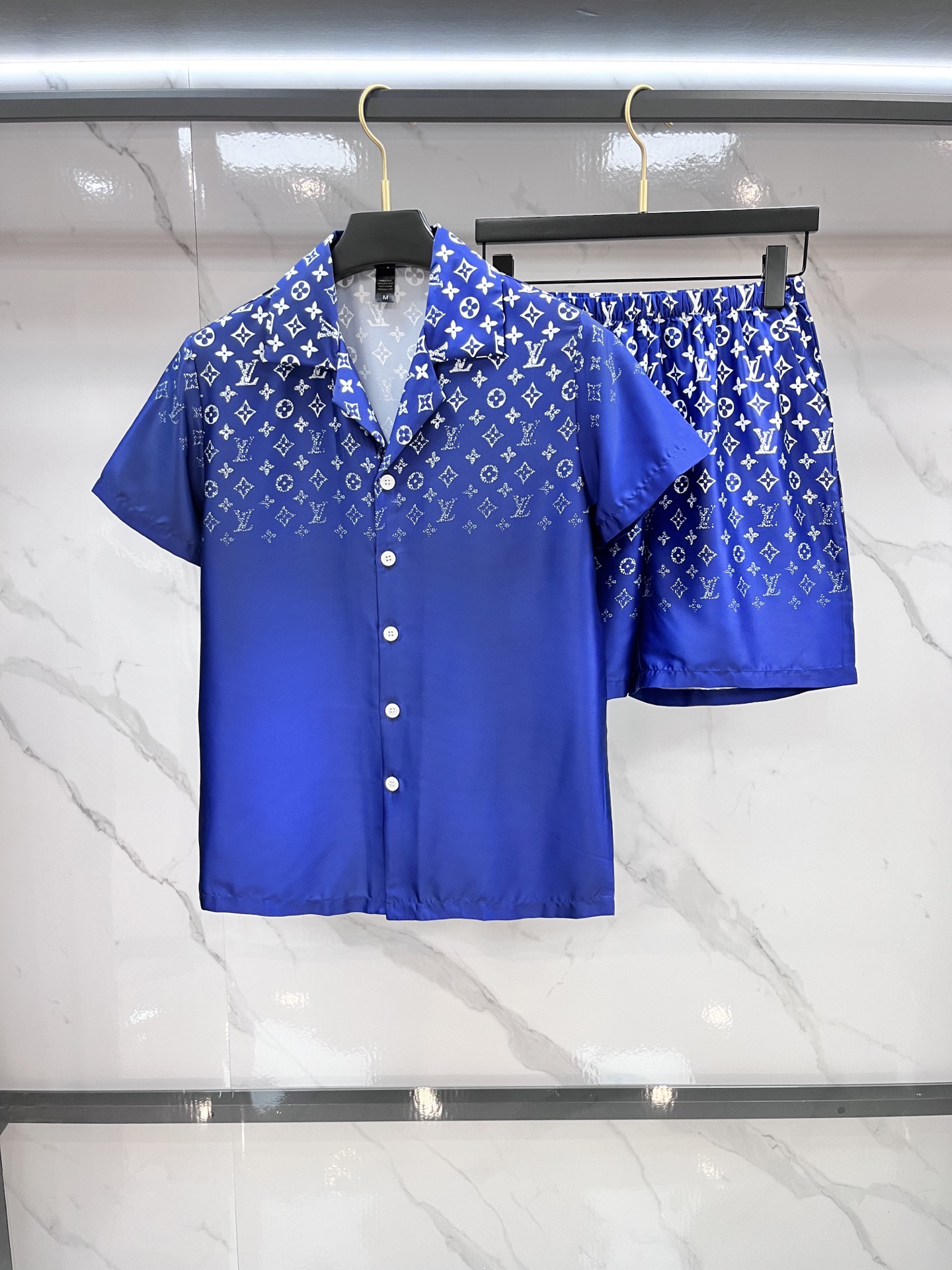 NO:500941,LV high-end new couples' home clothes, pajamas casual suits Imported silk satin fabric Inner edging, soft and cool, super cool and comfortable, elegant and gorgeous, with a tone, can also be made into fashionable casual suits. It is extremely fashionable to run in the morning, blending the exquisite style of fashion …………………………………………………………………………………………………………………………………………………………………………………………………………………………………………………………………………………………………………………………………………………………………………………………………………………………………………………………………………………………19860909LV 高端新品情侣款家居服,睡衣休闲套装 进口丝缎面料 内里包边 手感柔软超爽超靓超舒服 高雅华丽 有腔调 也可做时尚休闲套装 早上跑步极其时尚 融合了时尚属于风的精致 …………………………………………………… SizeM-XXXL,,louis vuitton,alexander wang,Men's clothing