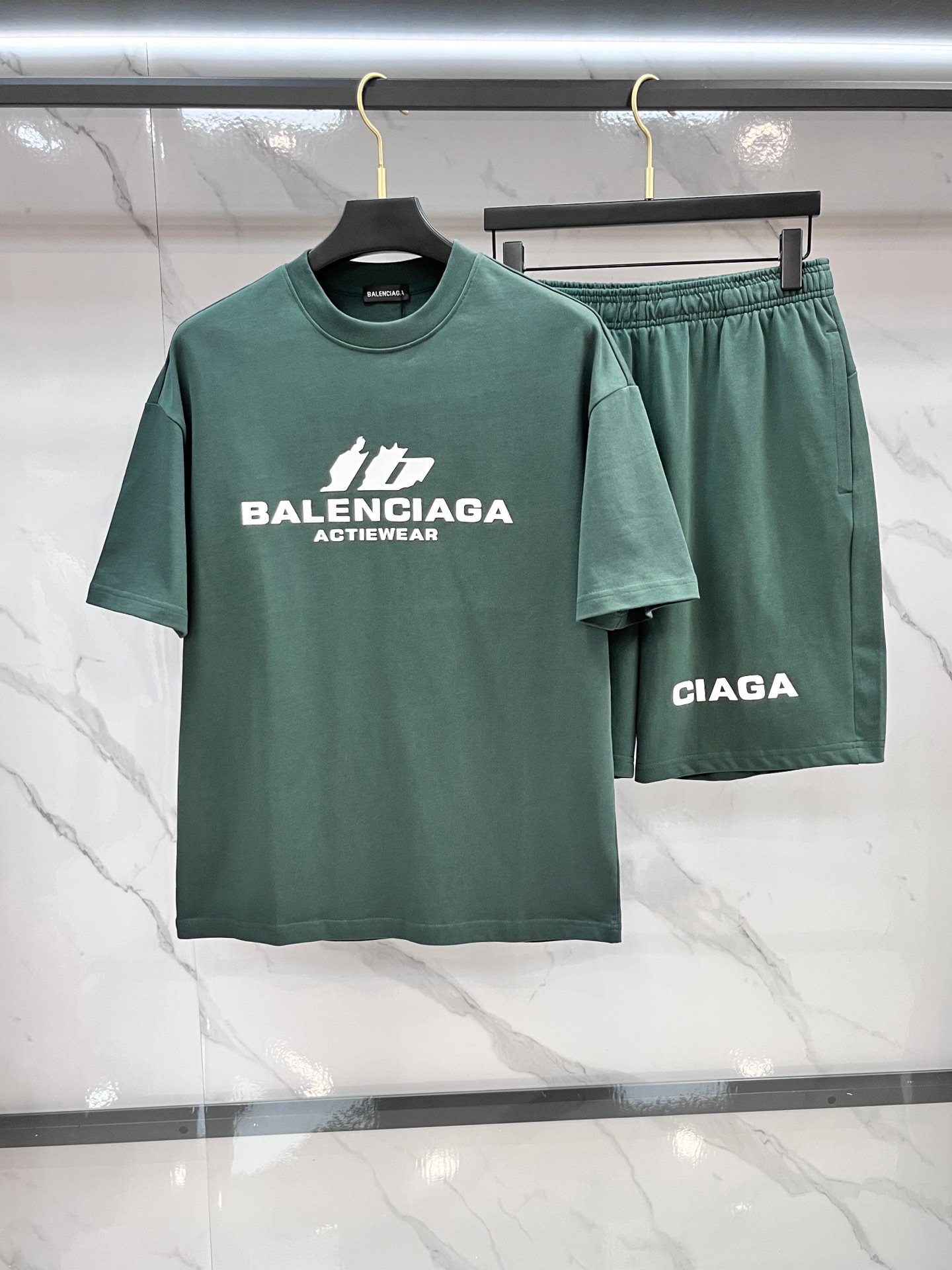 NO:875164,Balenciaga's 2026 latest fashionable casual suit is made of top-quality original fabrics. It is comfortable to wear, has very good hygroscopicity and breathability, and has super high color fastness!  It’s a great item whether worn inside or outside!  ……………………………………………………………… SizeM-XXL,,balenciaga,19860909巴黎世家 2026最新品时尚休闲套装,顶级原版面料打造,穿着舒适,吸湿性透气性都非常良好,色牢度超高！无论内搭还是外穿都非常出彩单品！…………………………………………………… SizeM-XXL,,balenciaga,,Men's clothing