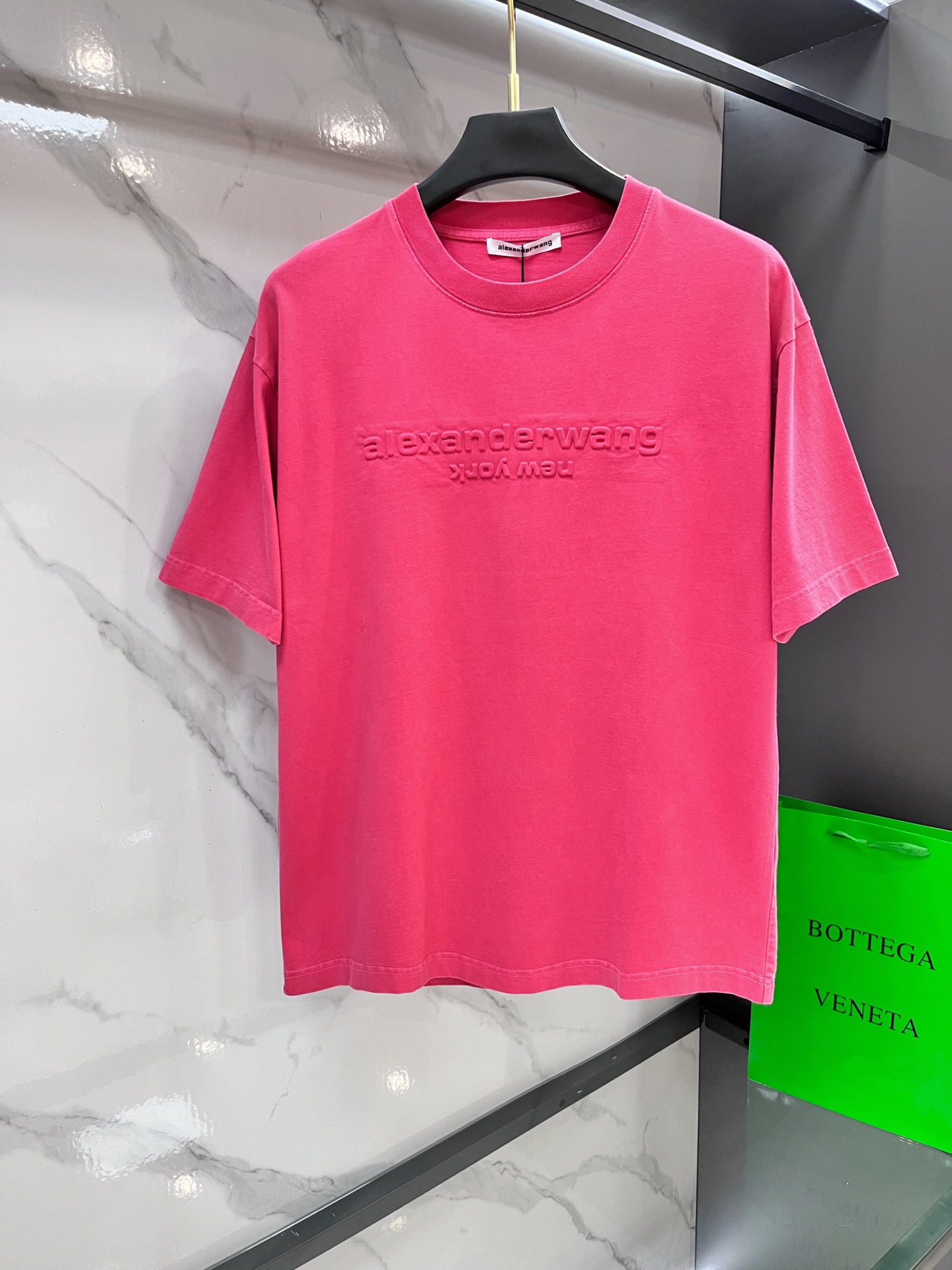 NO:519040,Alexander King SS spring and summer new round neck. The same style as men and women!  High-end customization, avant-garde and fashionable design, brand logo heavy craftsmanship design, high-end custom original fabric, soft touch, comfortable to wear on the upper body, exquisite car line, fine workmanship, invincible and handsome effect on the upper body, a must-have item for handsome men!  ………………………………………………………………………………… SizeS-Xl,,alexander wang,alexander wang19860909亚历山大王 SS春夏新款圆领.男女同款！高端订制 设计前卫时尚 品牌logo重工艺设计 高端定制原版面料 手感柔软 上身穿着舒适 级别精致车线 做工精细 上身效果无敌帅气 型男必备单品！…………………………………………………… SizeS-Xl,,alexander wang,alexander wang,Men's clothing