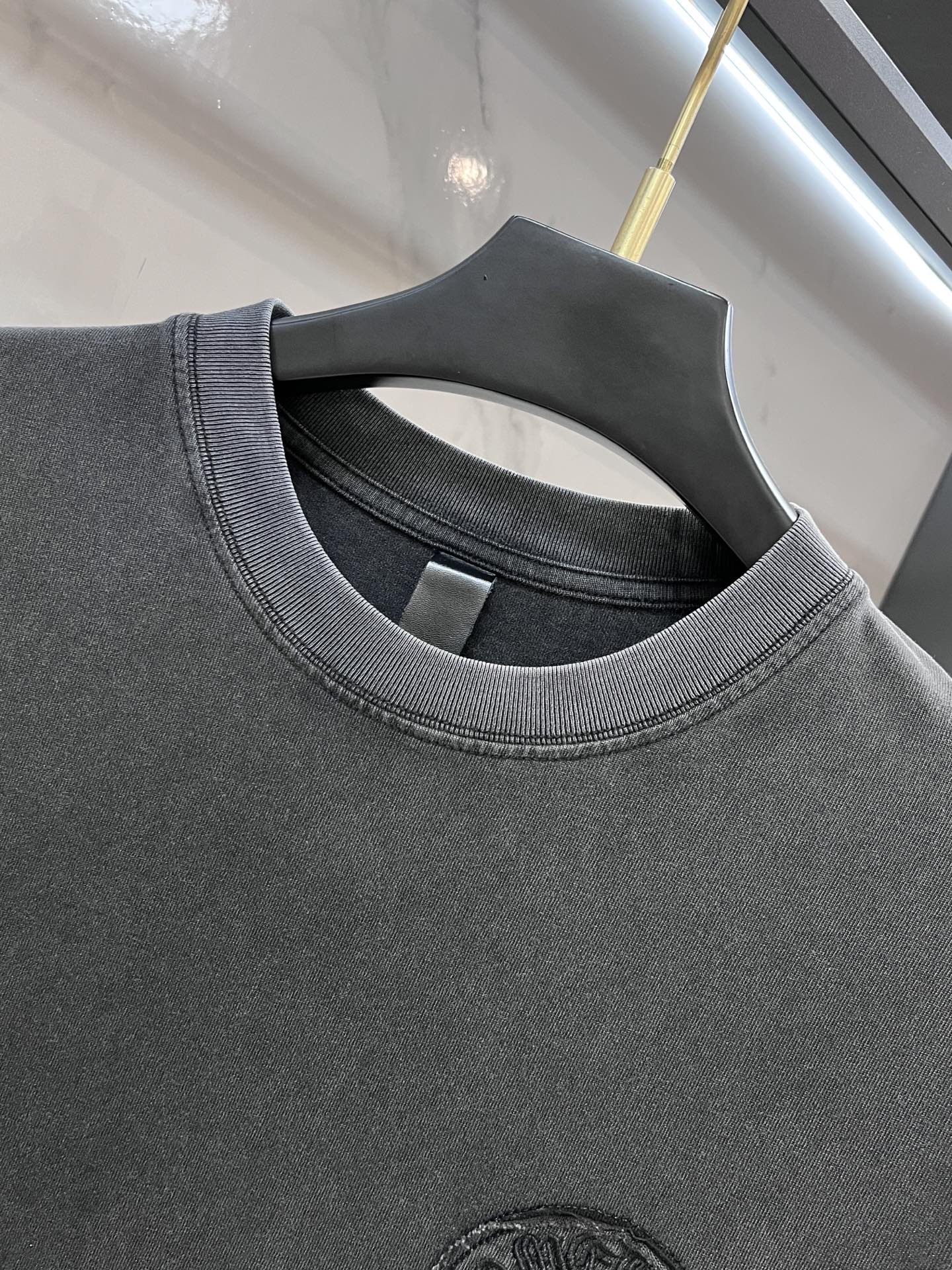 克罗心 十字架刺绣贴布短袖，面料采用高克重磨毛洗水双纱面料➕ 刺绣➕梵文字母刺绣工艺，轻奢主义，后背大幅