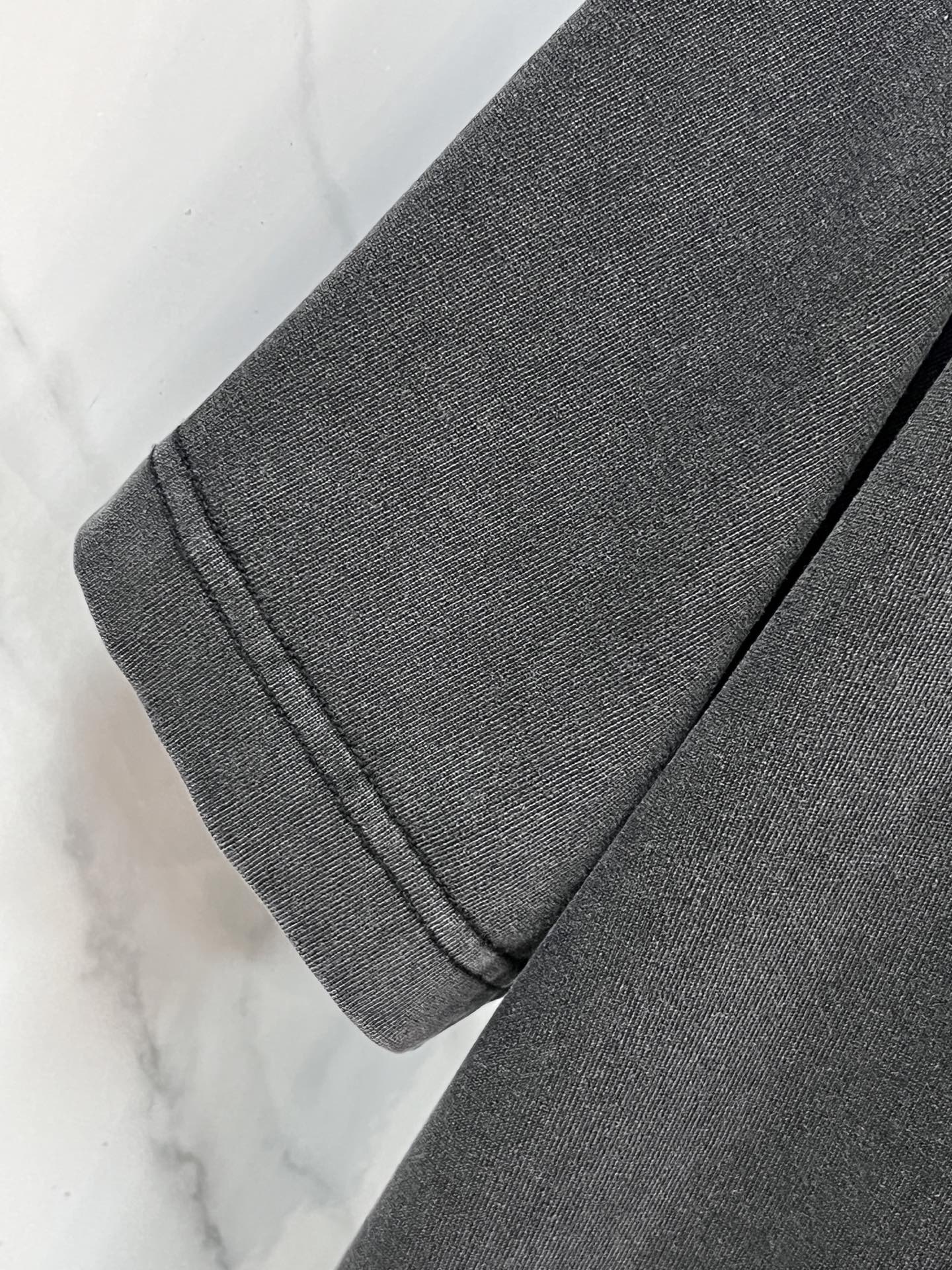 克罗心 十字架刺绣贴布短袖，面料采用高克重磨毛洗水双纱面料➕ 刺绣➕梵文字母刺绣工艺，轻奢主义，后背大幅