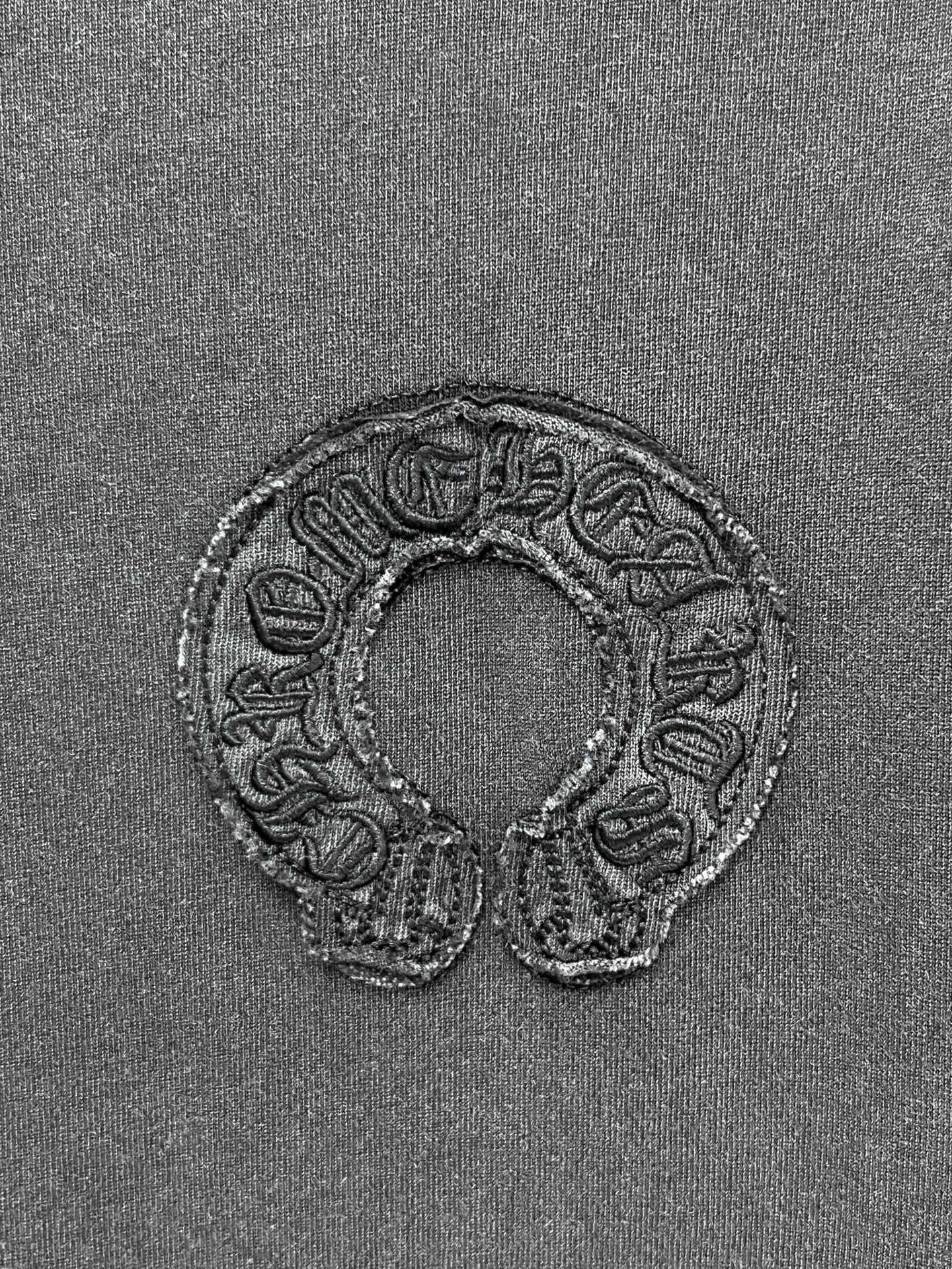 克罗心 十字架刺绣贴布短袖，面料采用高克重磨毛洗水双纱面料➕ 刺绣➕梵文字母刺绣工艺，轻奢主义，后背大幅