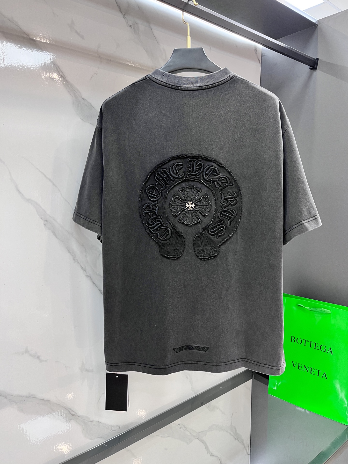 克罗心 十字架刺绣贴布短袖，面料采用高克重磨毛洗水双纱面料➕ 刺绣➕梵文字母刺绣工艺，轻奢主义，后背大幅