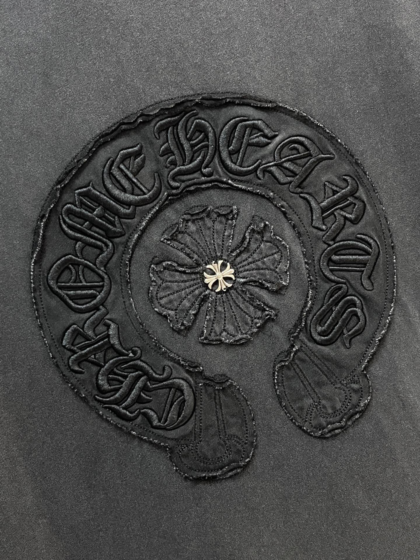 克罗心 十字架刺绣贴布短袖，面料采用高克重磨毛洗水双纱面料➕ 刺绣➕梵文字母刺绣工艺，轻奢主义，后背大幅