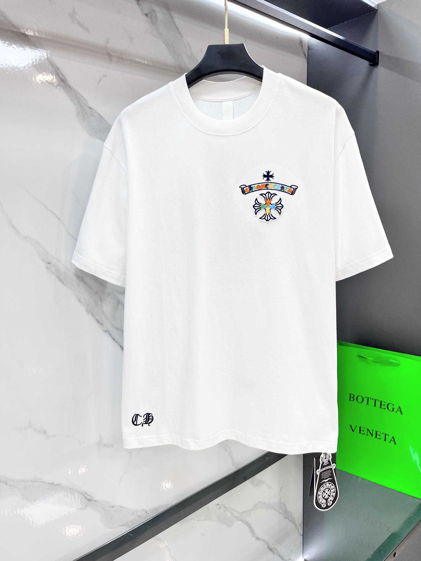 NO:512917,Croxin Cross embroidery patch short sleeves, the fabric is made of high-grilled hair wash double veil fabric, embroidery Sanskrit letter embroidery technology, light luxury, large embroidery on the back is meticulous and delicate, the overall line is straight and delicate, the fabric is comfortable and soft, the ZP is consistent, the color is consistent and there is no color difference, it can be matched with the same style to create a fashionable look, control various occasions, customize auxiliary materials, complete three standards, the same style for men and women!  ………………………………………………………………………………………… SizeS-XL, chrome hearts, T-shirt, alexander wang19860909克罗心 十字架刺绣贴布短袖,面料采用高克重磨毛洗水双纱面料 刺绣梵文字母刺绣工艺,轻奢主义,后背大幅刺绣缜密细腻有质感,整体走线平直细腻,面料舒适柔软,ZP一致,颜色一致无色差,能与同款搭配营造时尚造型,驾驭各种场合,定制辅料,三标齐全,男女同款！…………………………………………………… SizeS-XL,,chrome hearts,T-shirt,alexander wang,Men's clothing