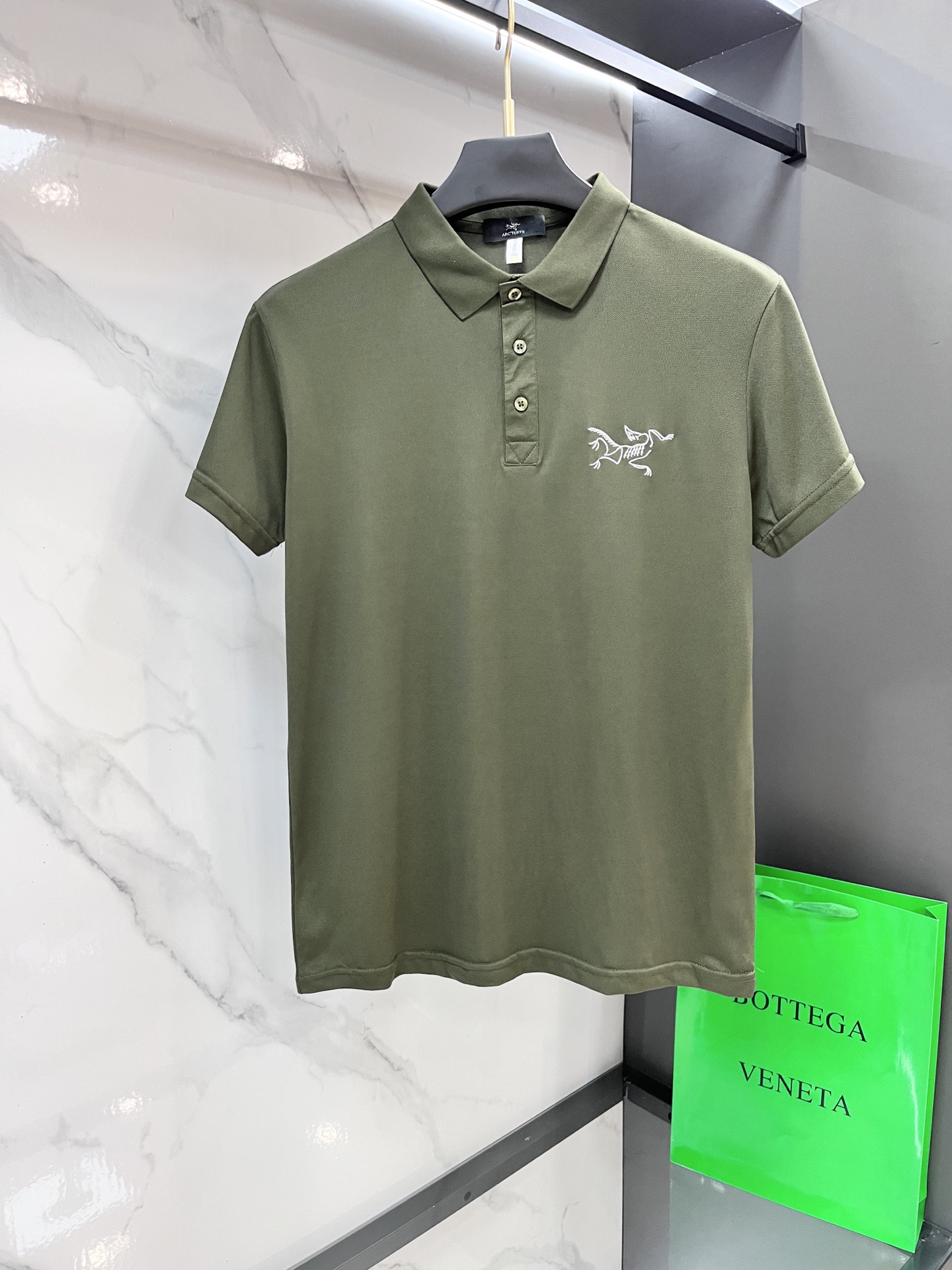 NO:514402,Archaeopteryx New high-end business polo White-collar workers are a must-have item for individuals in the unit!  Casual business lapel short sleeves, technological fabric, great body feel, smooth texture and great texture!  Good elasticity, no sense of restraint, the fabric has its own breathable mesh, moisture absorption and sweating, quick drying and keeping it dry, small lapel placket-breasted design, showing a straight posture, not soft pedal, simple style, can be used for business and leisure, highly recommended!  Simple, generous, clean and neat, elegant and gentlemanly. The key is the fabric, the key is to quality control, the feel is extremely delicate and smooth, the fabric has a good gloss and upper body skeleton feel, so you can greet mature and quality men's clothing!  Sweat in summer and dry in seconds, a brand new experience Business commuting and leisure …………………………………………………………………………………………………………………………………………………………………………………………………………………………………………………………………………………………19860909始祖鸟 新款高端商务polo 白领 单位人士必入单品！ 休闲商务翻领短袖,科技面料,体感非常棒,手感顺滑质感很棒！弹性好,无任何束缚感,面料自带透气网孔,吸湿排汗,速干保持干爽,小翻领门襟排扣设计,展露挺拔姿态,不软踏,简约款式,商务休闲都可驾驭,强烈推荐！简单大方干净利落,儒雅绅士风度.高级材质,重点就是面料上,品控的必上,手感极其细腻光滑,面料光泽感和上身骨架感好,打招成熟品质男装！夏天出汗秒干,全新体验 商务通勤休闲 …………………………………………………… SizeS-XXXL,arc'teryx,T-shirt,alexander wang,Men's clothing