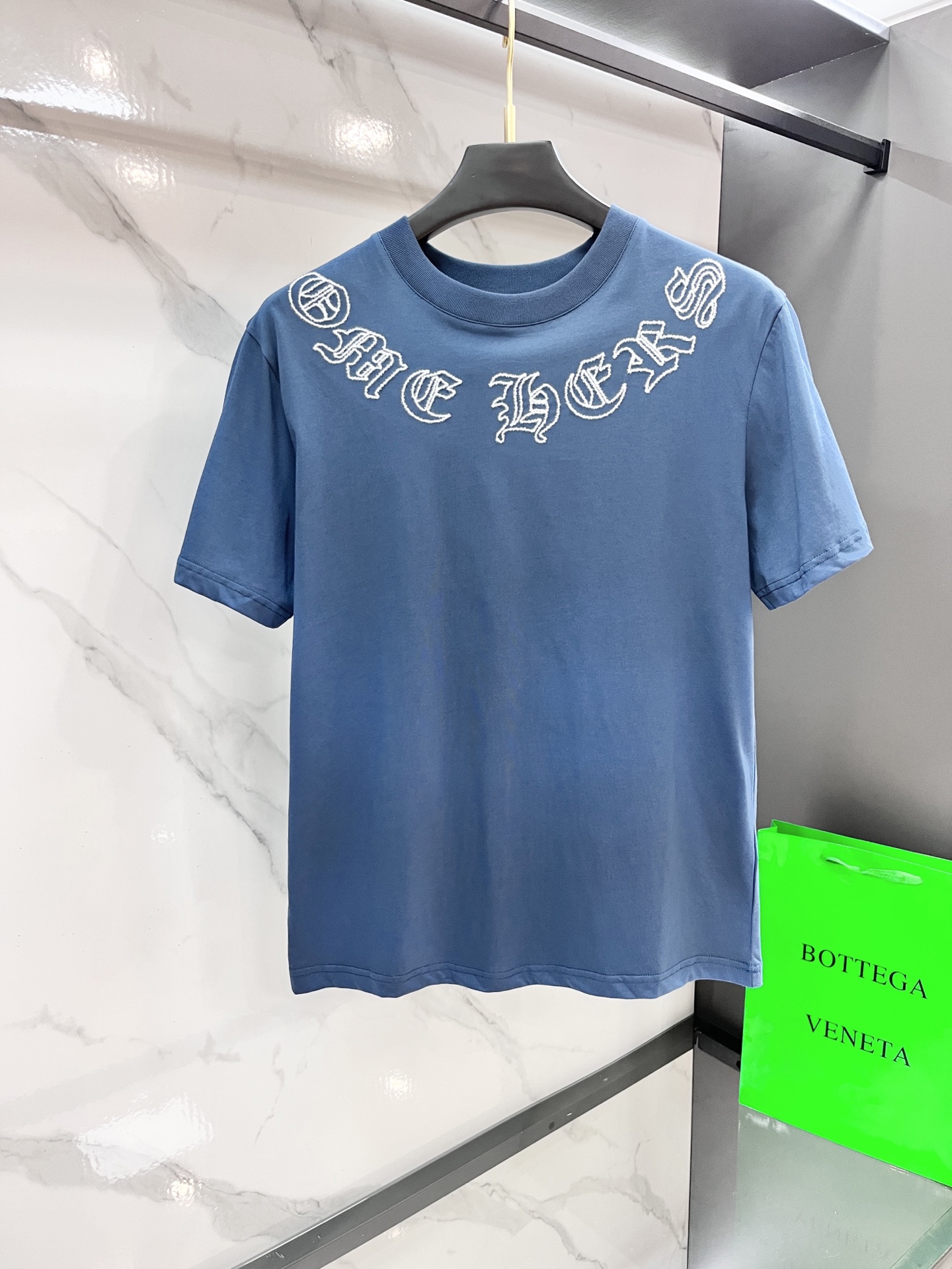 NO:519025,Croxin's new spring and summer new style is the latest short-sleeved round-neck T-shirt with high-end customization and avant-garde and fashionable design!  Brand logo heavy craftsmanship design, high-end long-length cotton fabric, soft feel, comfortable to wear, exquisite car lines, fine workmanship, invincible and handsome upper body effect!  A must-have item for handsome men!  ………………………………………………………………………………………… SizeM-XXXL,,chrome hearts,T-shirt,tees,t-shirt,alexander wang19860909克罗心 春夏新款首发最新款短袖圆领T恤 高端订制 设计前卫时尚！品牌logo重工艺设计 高端长绒棉面料.手感柔软.穿着舒适.级别精致车线.做工精细.上身效果无敌帅气！型男必备单品！…………………………………………………… SizeM-XXXL,,chrome hearts,T-shirt,tees，t-shirt,alexander wang,Men's clothing