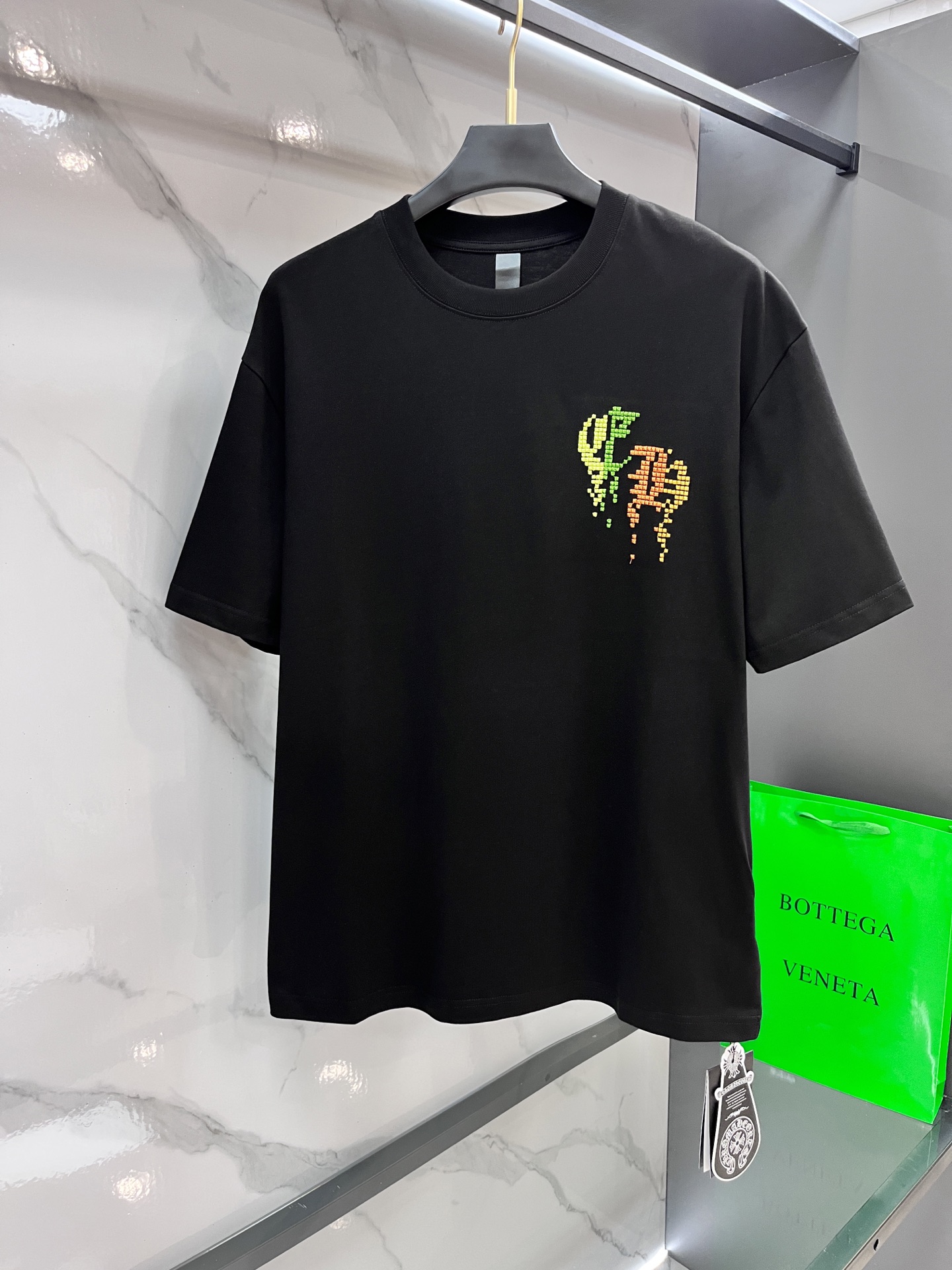 NO:514410,Croxin Cross embroidery patch short sleeves, the fabric is made of high-grilled hair wash double veil fabric, embroidery Sanskrit letter embroidery technology, light luxury, large embroidery on the back is meticulous and delicate, the overall line is straight and delicate, the fabric is comfortable and soft, the ZP is consistent, the color is consistent and there is no color difference, it can be matched with the same style to create a fashionable look, control various occasions, customize auxiliary materials, complete three standards, the same style for men and women!  ………………………………………………………………………………………… SizeS-XL, chrome hearts, T-shirt, alexander wang19860909克罗心 十字架刺绣贴布短袖,面料采用高克重磨毛洗水双纱面料 刺绣梵文字母刺绣工艺,轻奢主义,后背大幅刺绣缜密细腻有质感,整体走线平直细腻,面料舒适柔软,ZP一致,颜色一致无色差,能与同款搭配营造时尚造型,驾驭各种场合,定制辅料,三标齐全,男女同款！…………………………………………………… SizeS-XL,,chrome hearts,T-shirt,alexander wang,Men's clothing