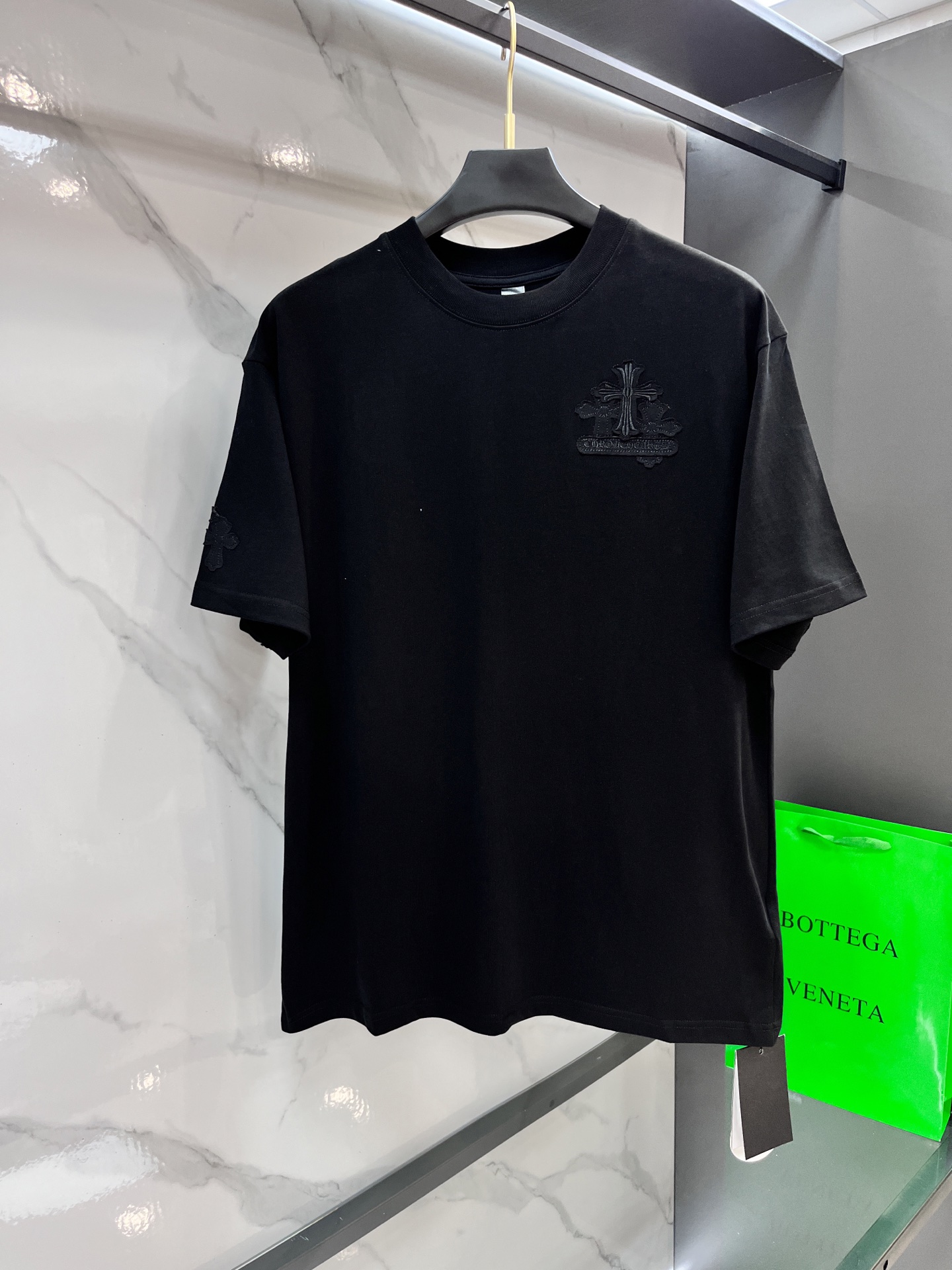 NO:514413,Croxin Cross embroidery patch short sleeves, the fabric is made of high-grilled hair wash double veil fabric, embroidery Sanskrit letter embroidery technology, light luxury, large embroidery on the back is meticulous and delicate, the overall line is straight and delicate, the fabric is comfortable and soft, the ZP is consistent, the color is consistent and there is no color difference, it can be matched with the same style to create a fashionable look, control various occasions, customize auxiliary materials, complete three standards, the same style for men and women!  ………………………………………………………………………………………… SizeS-XL, chrome hearts, T-shirt, alexander wang19860909克罗心 十字架刺绣贴布短袖,面料采用高克重磨毛洗水双纱面料 刺绣梵文字母刺绣工艺,轻奢主义,后背大幅刺绣缜密细腻有质感,整体走线平直细腻,面料舒适柔软,ZP一致,颜色一致无色差,能与同款搭配营造时尚造型,驾驭各种场合,定制辅料,三标齐全,男女同款！…………………………………………………… SizeS-XL,,chrome hearts,T-shirt,alexander wang,Men's clothing