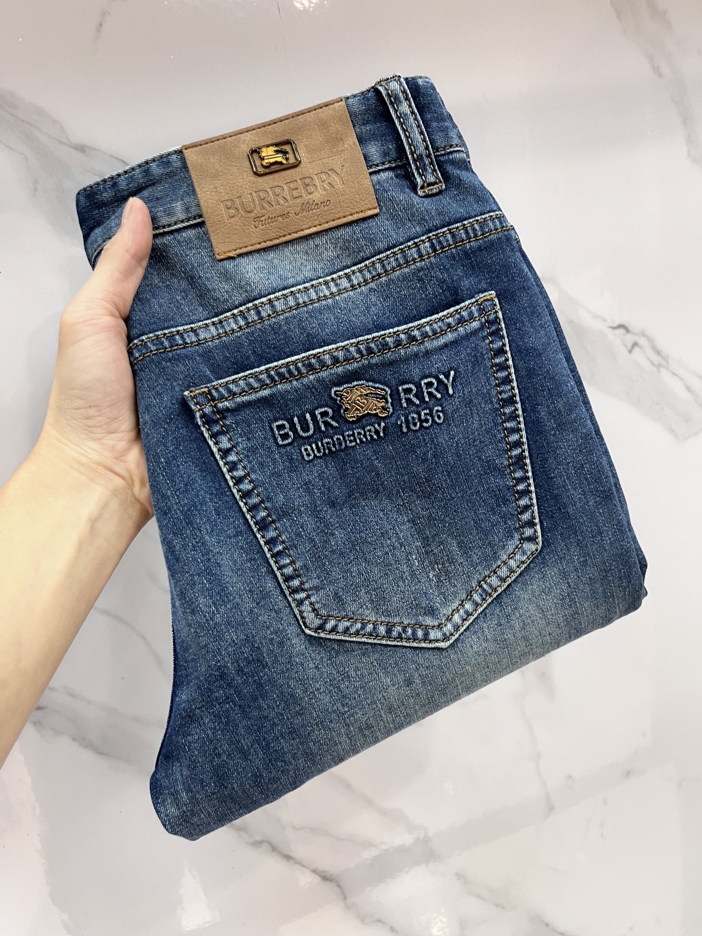 NO:514403,Burberry SS early spring new thin heavy industry casual jeans, imported high-quality washing elastic fabric, comfortable, breathable and elastic upper body, customer-supplied hardware and auxiliary materials decoration, super positive style, full-quality order model, full-body handsome upper body ……………………………………………………………………………………………………………………………………………………………………………………………………………………………………………………………………………………………………………………………………………………………………………………………………………………………………………………………………………………………………………………………………………………………………………………………………………………………………………………………………………………………………………………………………………………………………………………………………………………………………………………………………………………………………………………………………………………………………………………………………………………………………………………………………………………………………………………………………………………………………………………………………………………………………………19860909巴宝莉 SS早春新品薄款重工休闲牛仔裤,进口优质水洗弹力面料,上身舒适透气有弹力,客供五金辅料装饰,版型超正,全品相订单款,上身帅气十足 …………………………………………………… Size29-38,,burberry,jeans,alexander wang,Men's clothing