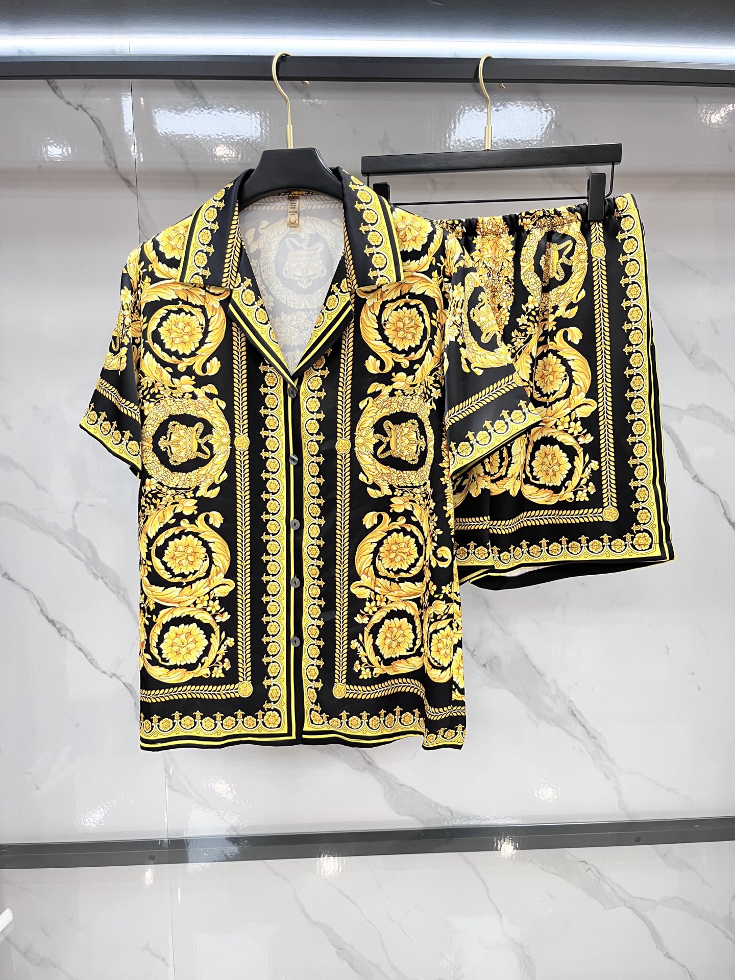 NO:500834,Versace High-end new couples' home clothes, pajamas and casual suits Imported silk satin fabric Inner edging, soft and cool, super cool and comfortable, elegant and gorgeous, with a tone, can also be made into fashionable casual suits. It is extremely fashionable to run in the morning, integrating the exquisite style of fashion ………………………………………………………………………………………………………………………………………………………………………………………………………………………………………………………………………………………………………………………………………………………………………………………………………………………………………………………………………………………19860909范思哲 高端新品情侣款家居服,睡衣休闲套装 进口丝缎面料 内里包边 手感柔软超爽超靓超舒服 高雅华丽 有腔调 也可做时尚休闲套装 早上跑步极其时尚 融合了时尚属于风的精致 …………………………………………………… SizeM-XXXL,,versace,alexander wang,Men's clothing