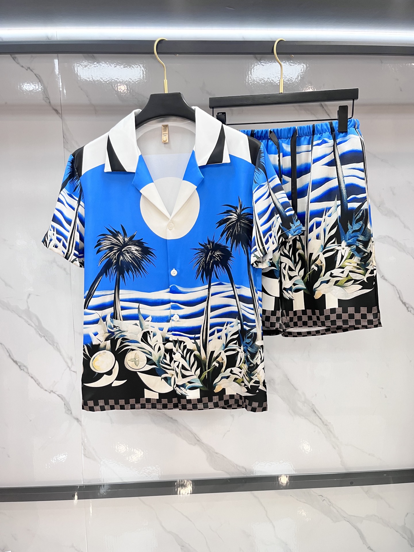 NO:500838,LV high-end new couples' home clothes, pajamas casual suits Imported silk satin fabric Inner edging, soft and cool, super cool and comfortable, elegant and gorgeous, with a tone, can also be made into fashionable casual suits. It is extremely fashionable to run in the morning, integrating the exquisite style of fashion ………………………………………………………………………………………………………………………………………………………………………………………………………………………………………………………………………………………………………………………………………………………………………………………………………………………………………………………………………………………………………………………………………………………………………………………………………………………………………………………………………………………………………………………………………………………………………………………………………………………………………………………………………………………………………………………………………………………………………………………………………………………………………………………………………………………………………………………………………………………………………………………………………19860909LV 高端新品情侣款家居服,睡衣休闲套装 进口丝缎面料 内里包边 手感柔软超爽超靓超舒服 高雅华丽 有腔调 也可做时尚休闲套装 早上跑步极其时尚 融合了时尚属于风的精致 …………………………………………………… SizeM-XXXL,,louis vuitton,alexander wang,Men's clothing